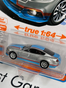 AUTO WORLD 2017 Ford Mustang GT Silver Petty 1:64 Diecast Modern Muscle