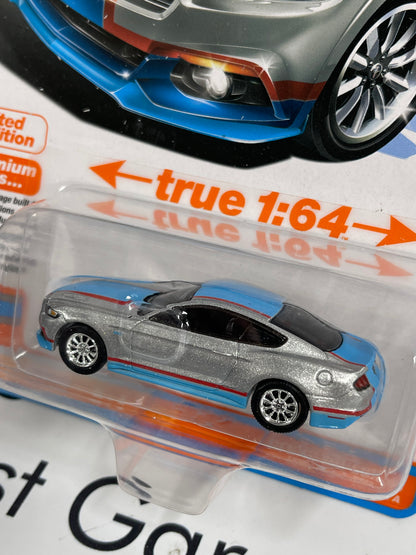 AUTO WORLD 2017 Ford Mustang GT Silver Petty 1:64 Diecast Modern Muscle