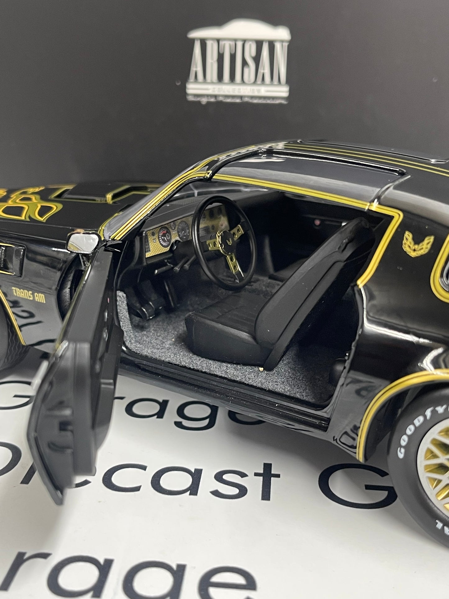 GREENLIGHT 1977 Pontiac Firebird Trans Am Black Gold 1:18 Diecast