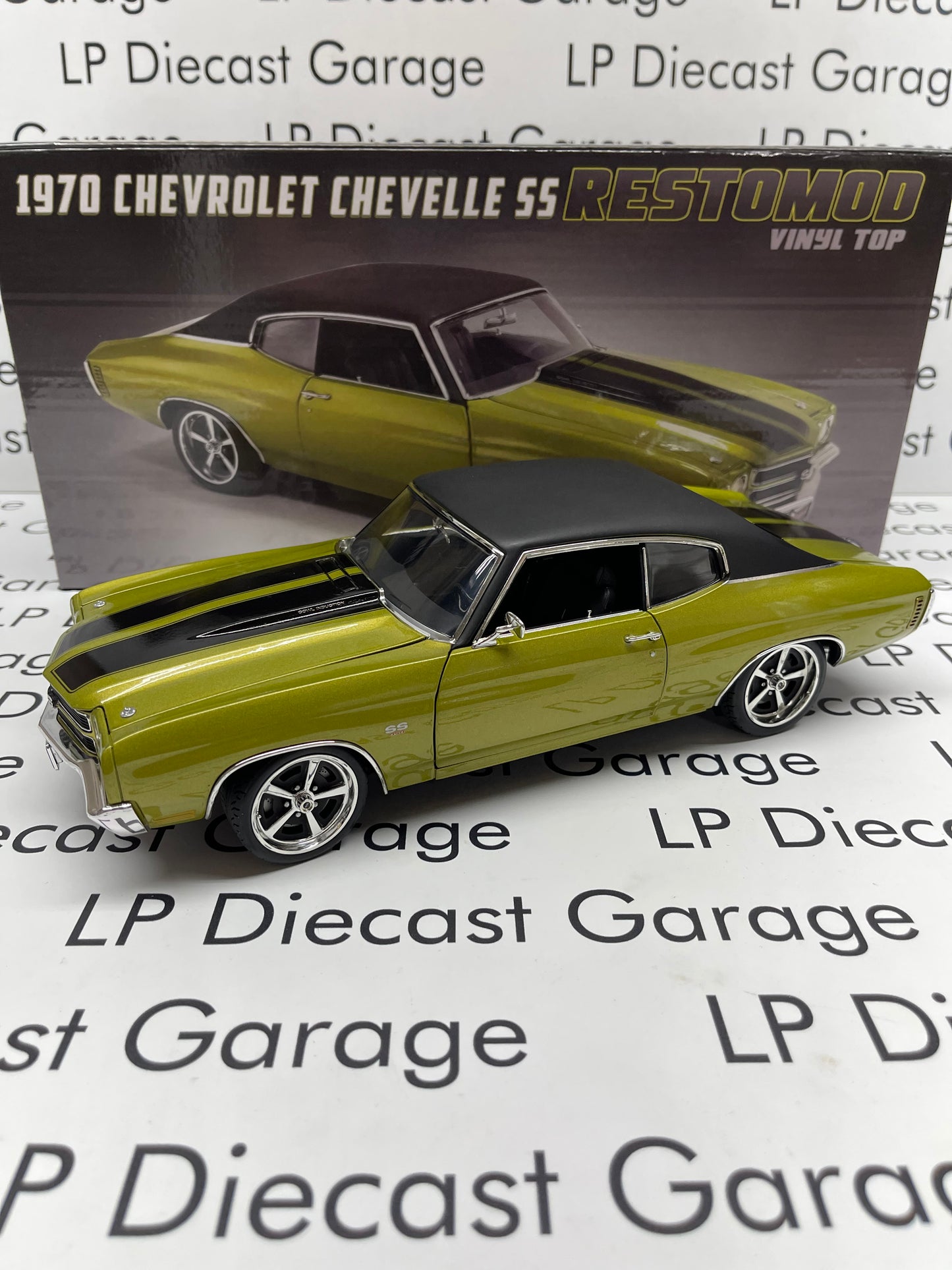 ACME 1970 Chevrolet Chevelle SS Restomod Vinyl Top Green 1:18 Diecast A1805525VT