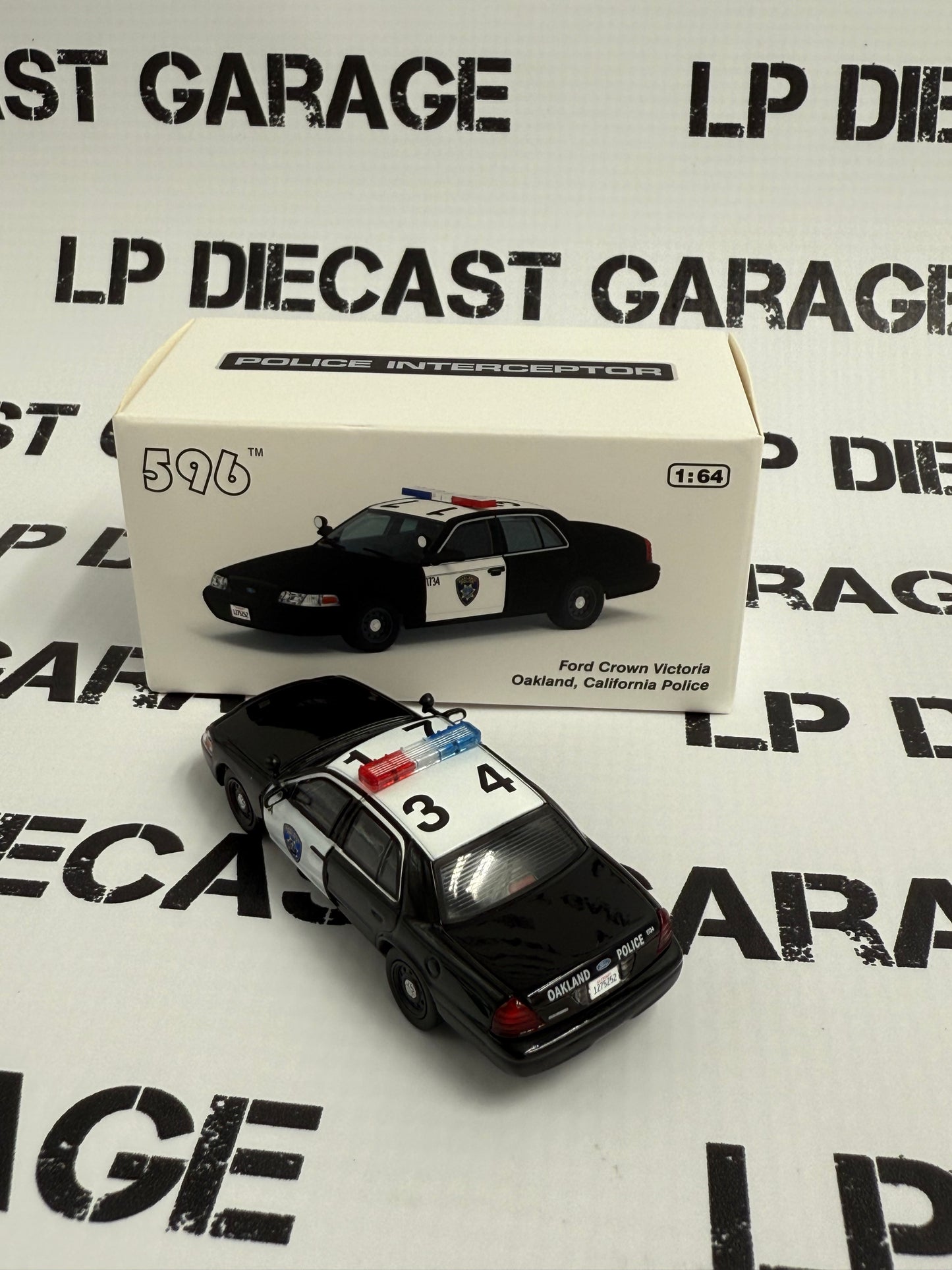 596 Model Ford Crown Victoria Oakland California Police 1:64 Diecast