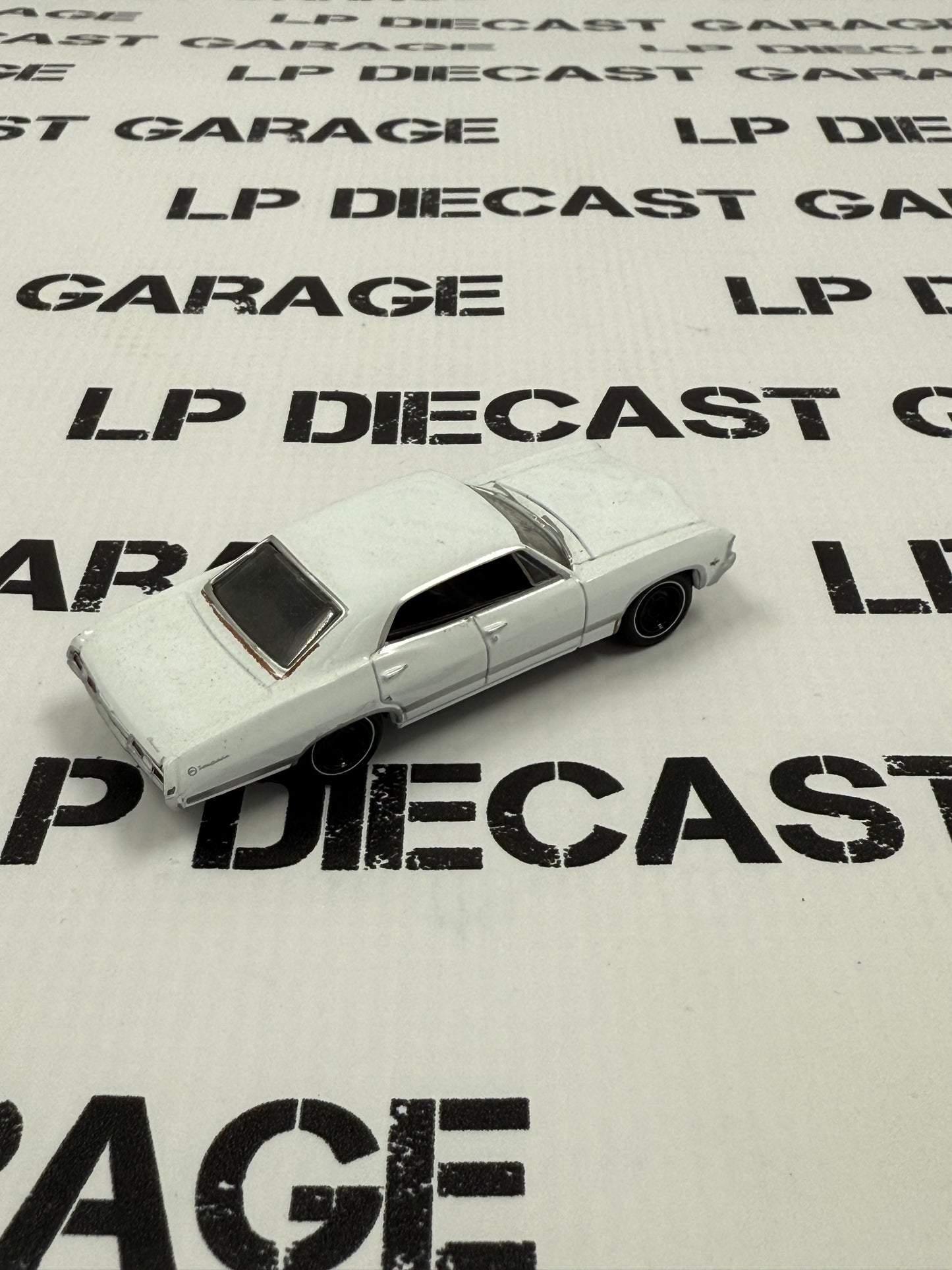 SAMPLE CAR GREENLIGHT 1967 Chevrolet Impala White Sedan 1:64 Diecast