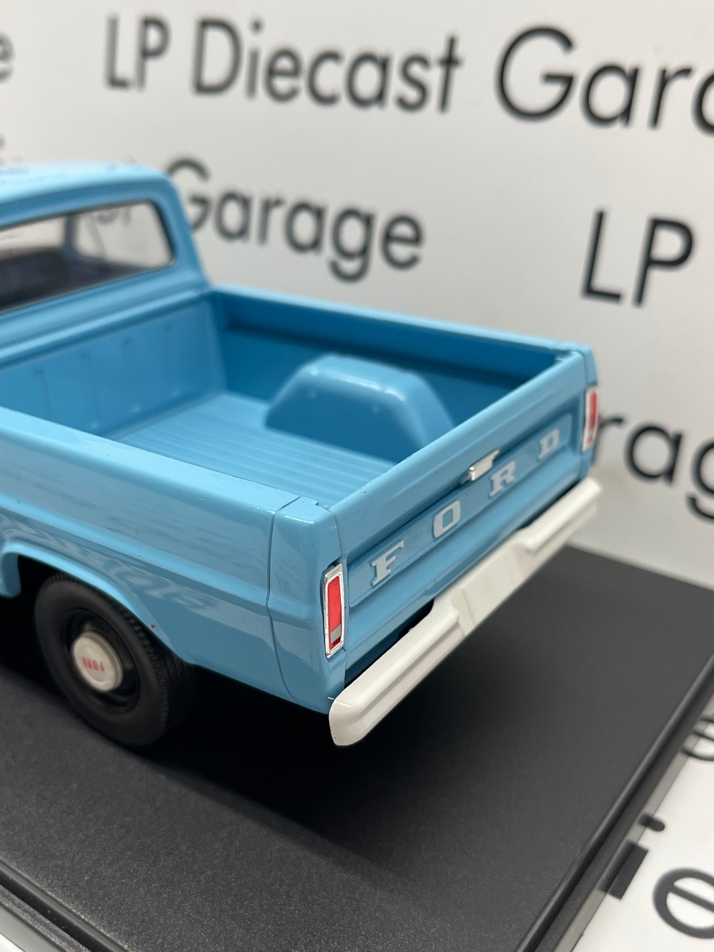 EDICOLA 1970 Ford F-100 Light Blue Short Bed Pick Up Truck 1:24 Scale Diecast