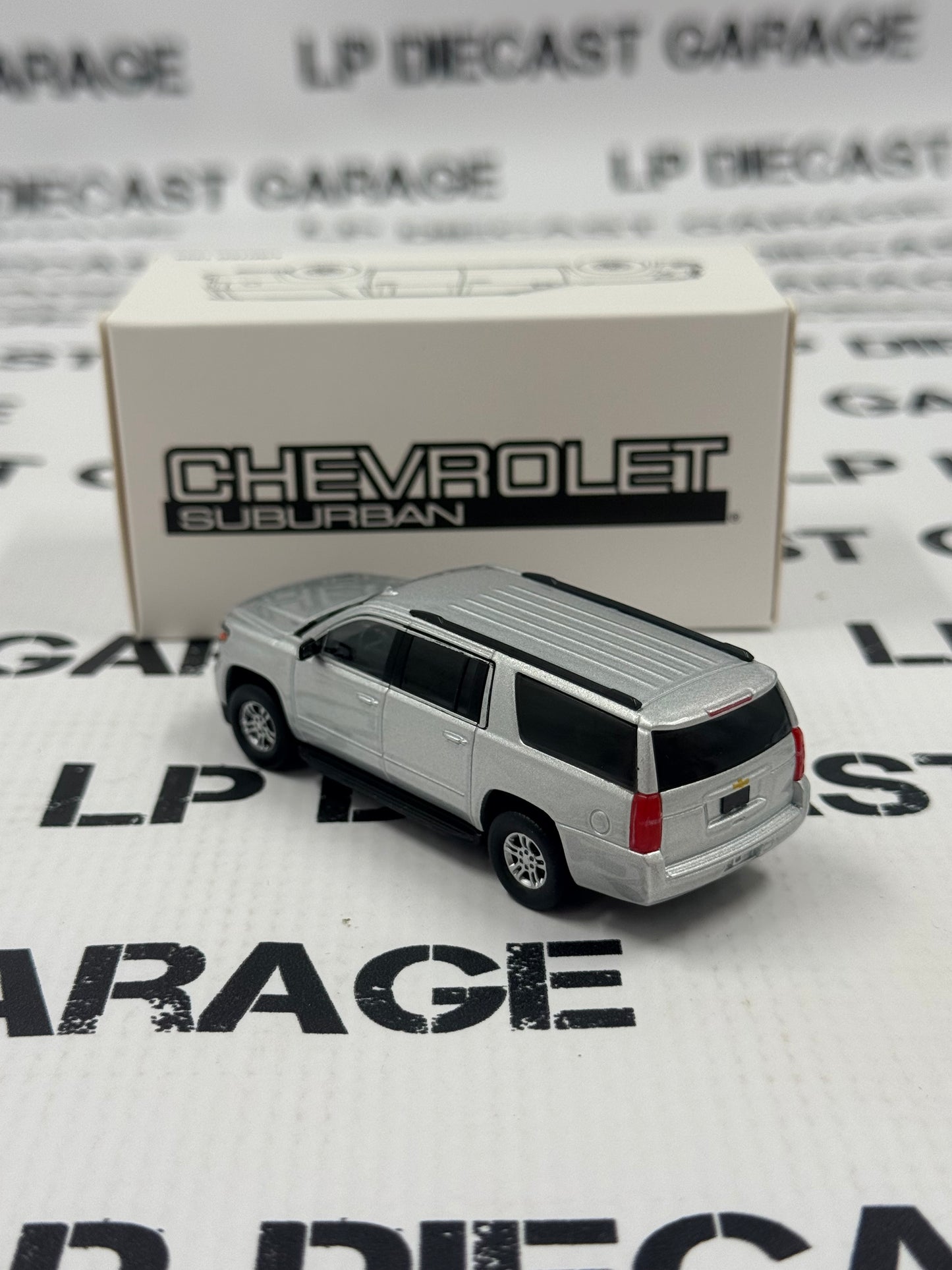 MODEL TRUCK 2015 Chevrolet Suburban Silver 1:64 Diecast SUV
