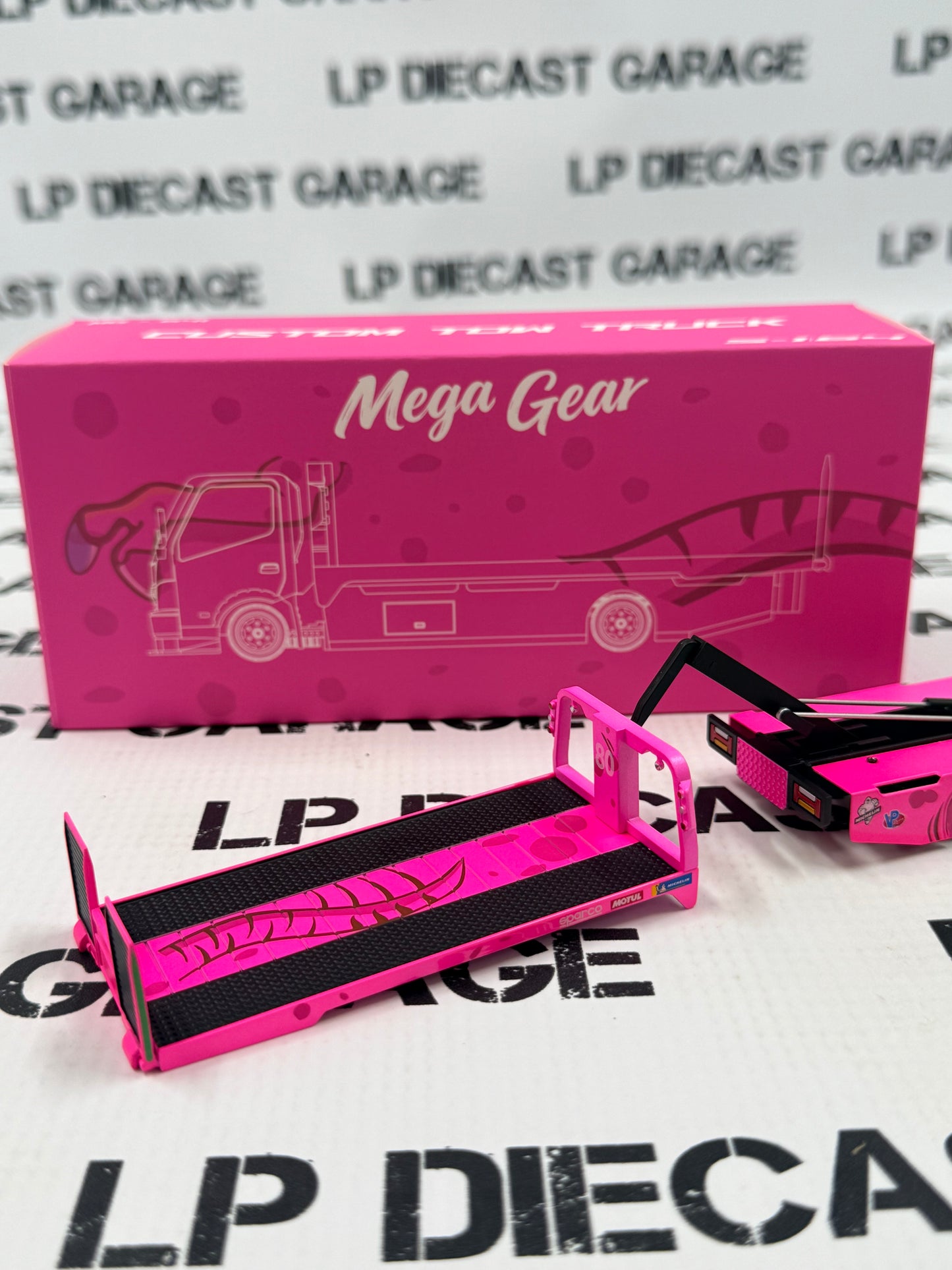 MEGA GEAR Custom Roxy Tow Truck Pink Flatbed 1:64 Diecast Model