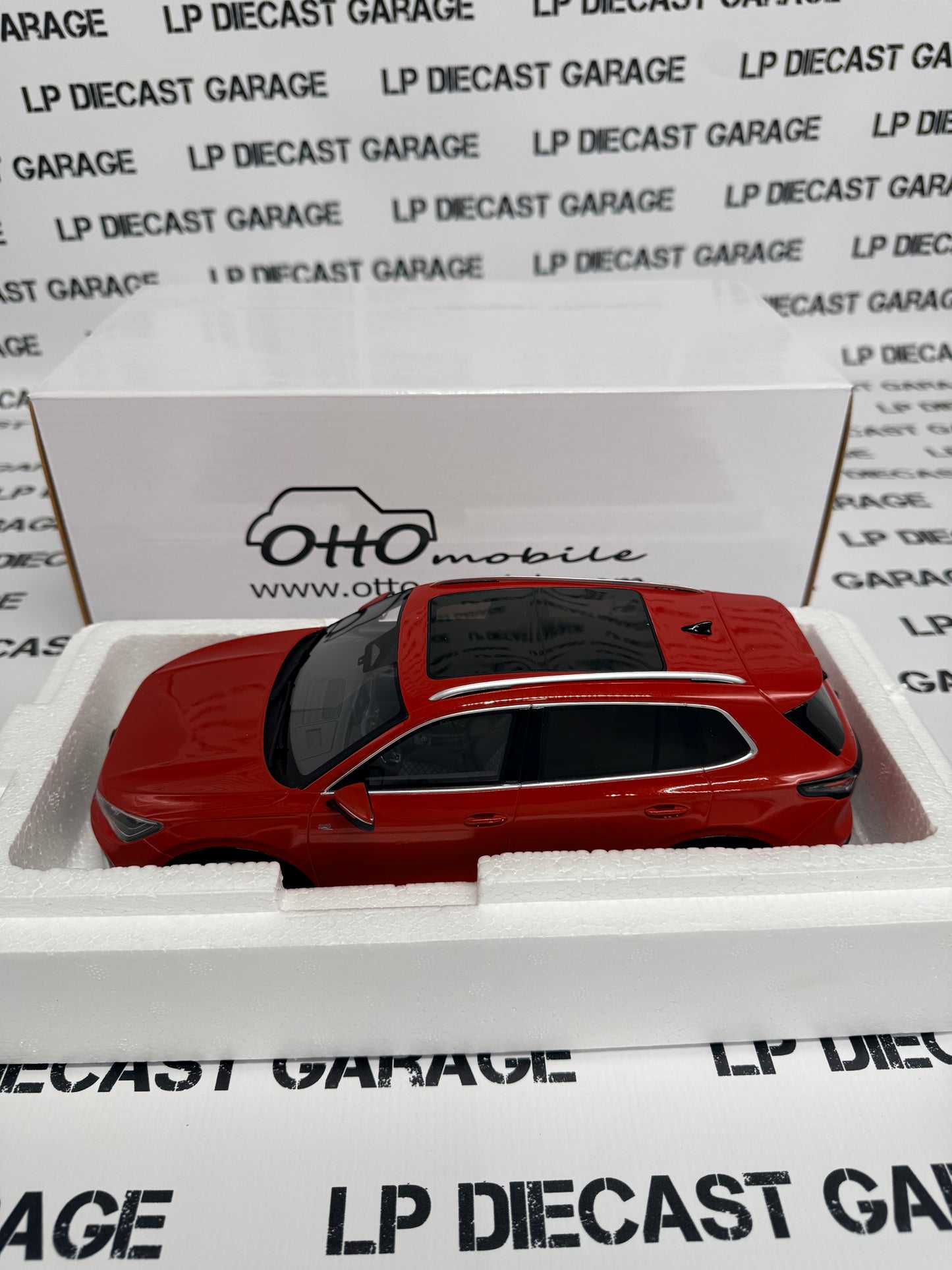 OTTO MOBILE Volkswagen Tiguan e TSi R-Line 1:18 Scale Resin Model OT489
