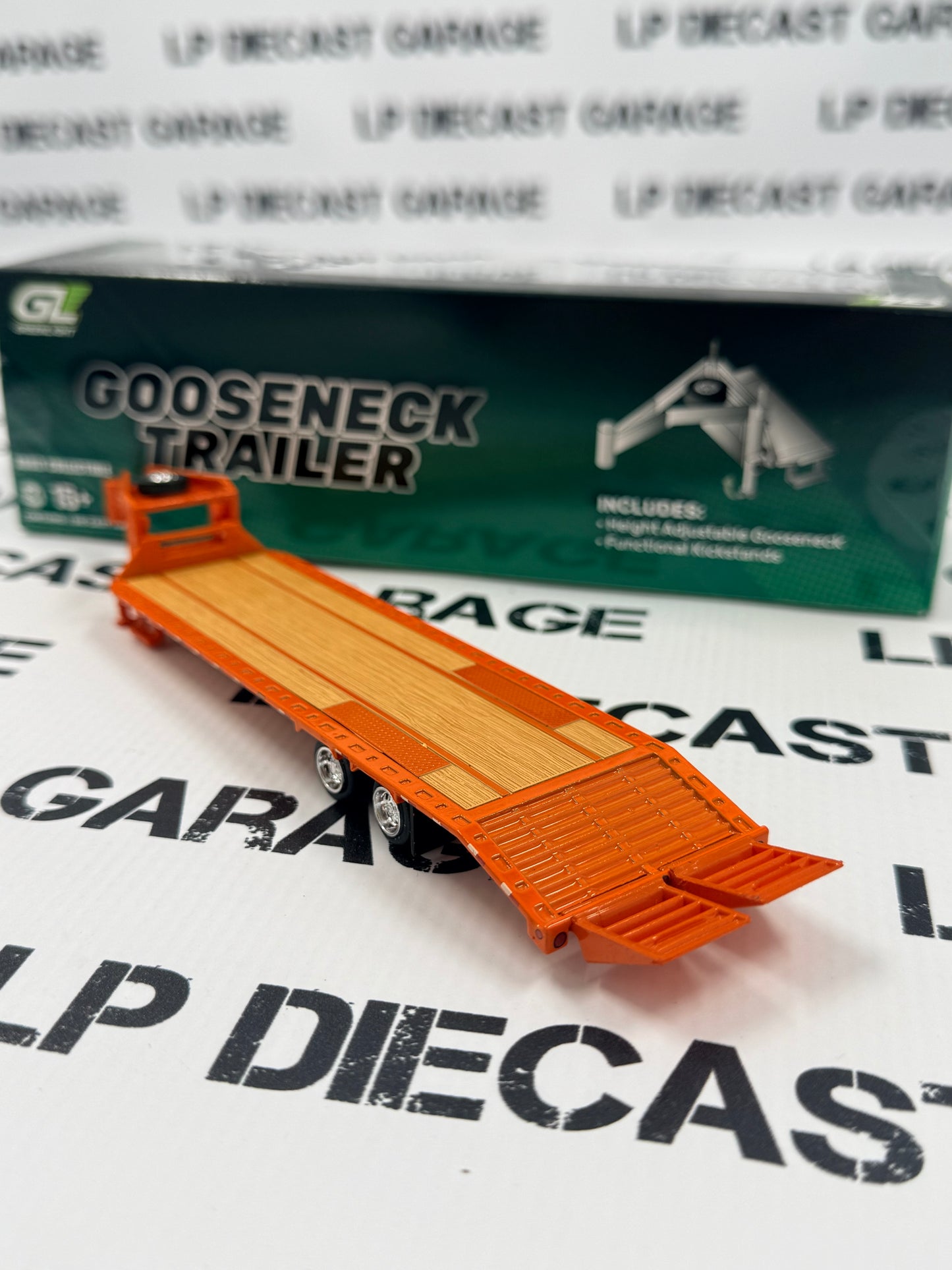 GREENLIGHT Orange Gooseneck Deckover Trailer Includes Hitch 1:64 Diecast