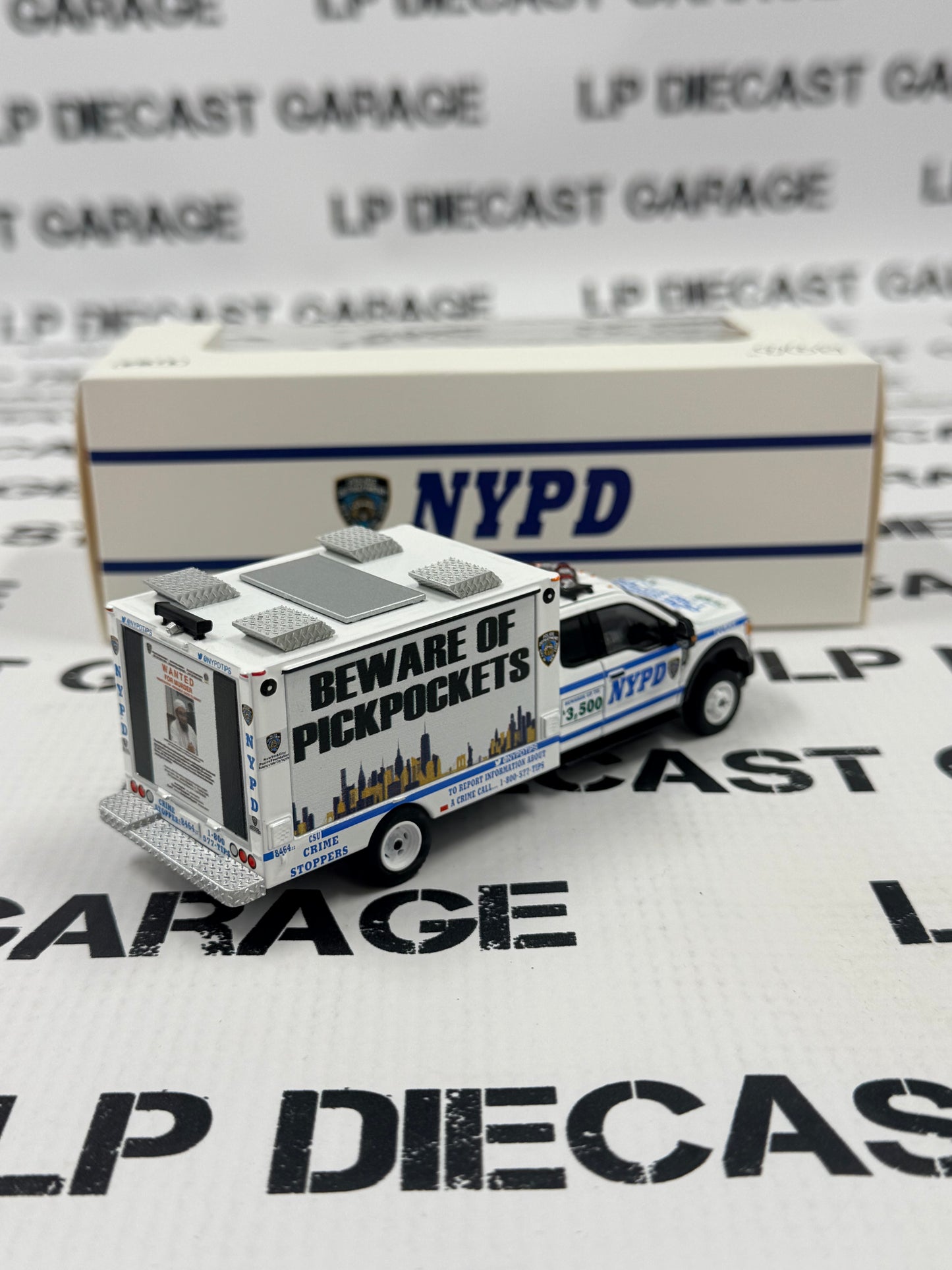 MODEL TRUCK Ford F-550 New York Police Crime Stoppers 1:64 Diecast LED Lights