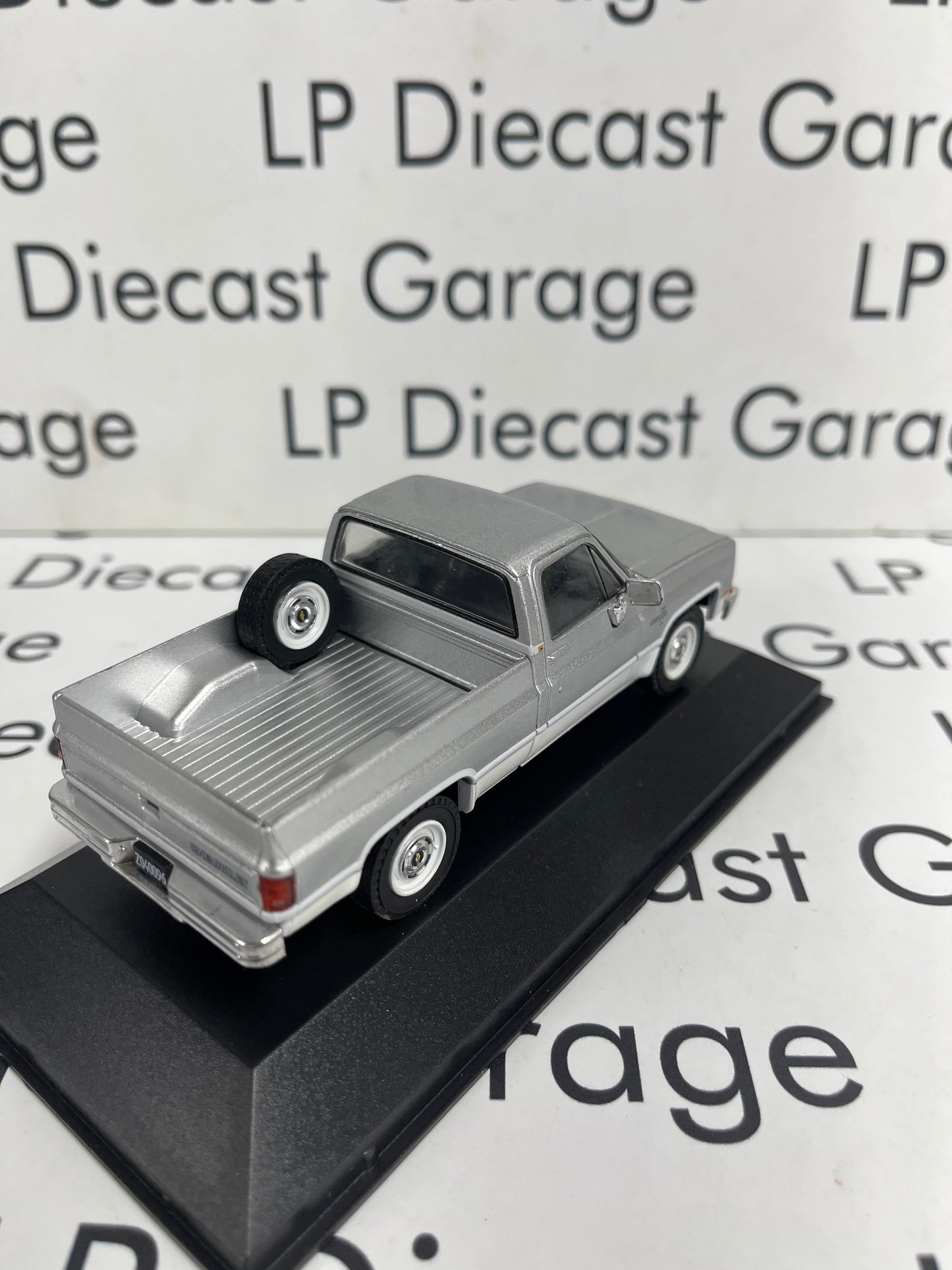 EDICOLA 1986 Chevrolet C-10 Silverado Silver Truck 1:43 Diecast
