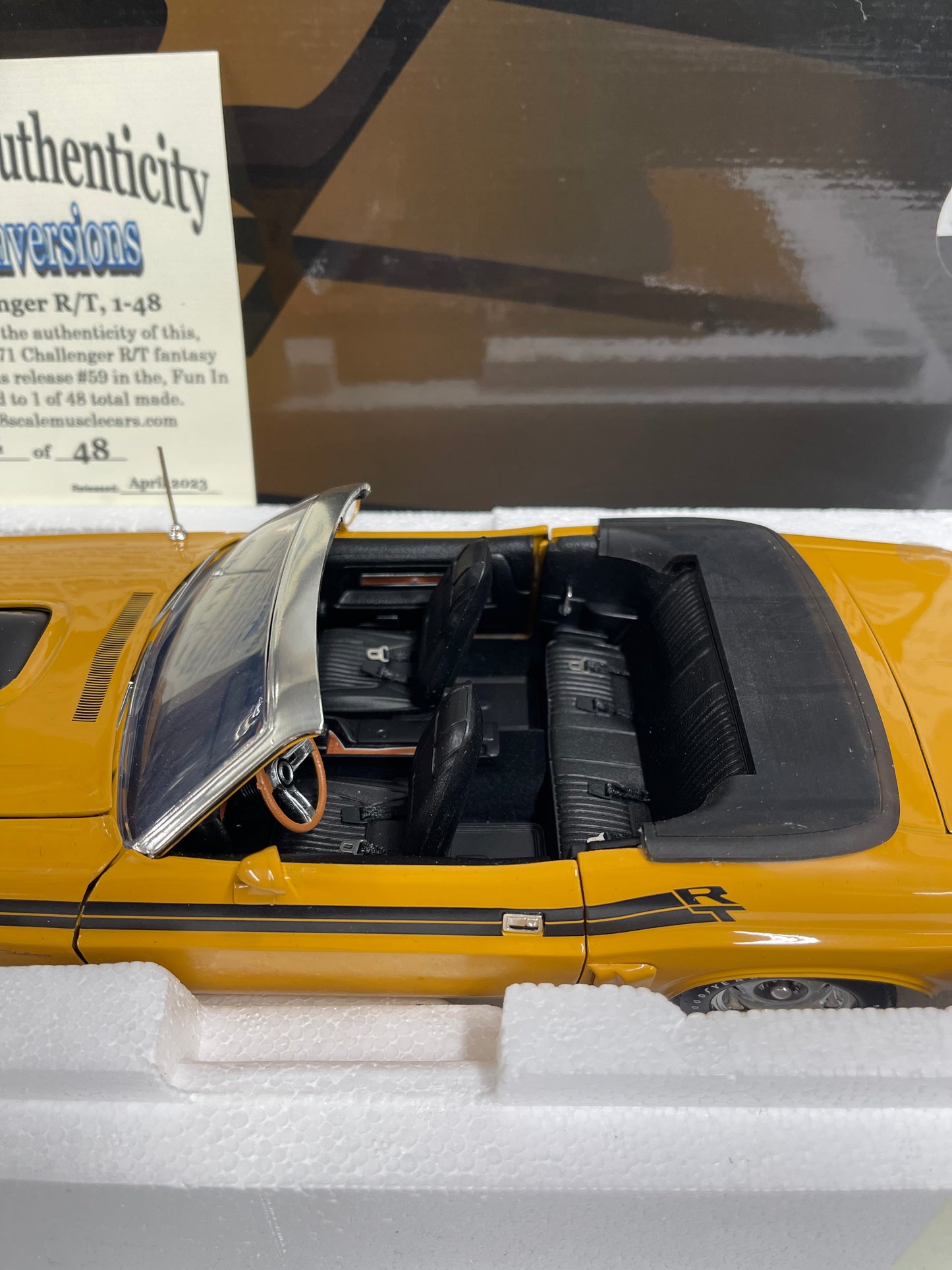 ACME YCID 1971 Dodge Challenger R/T Convertible Butterscotch 1:18 Diecast Backyard Conversion