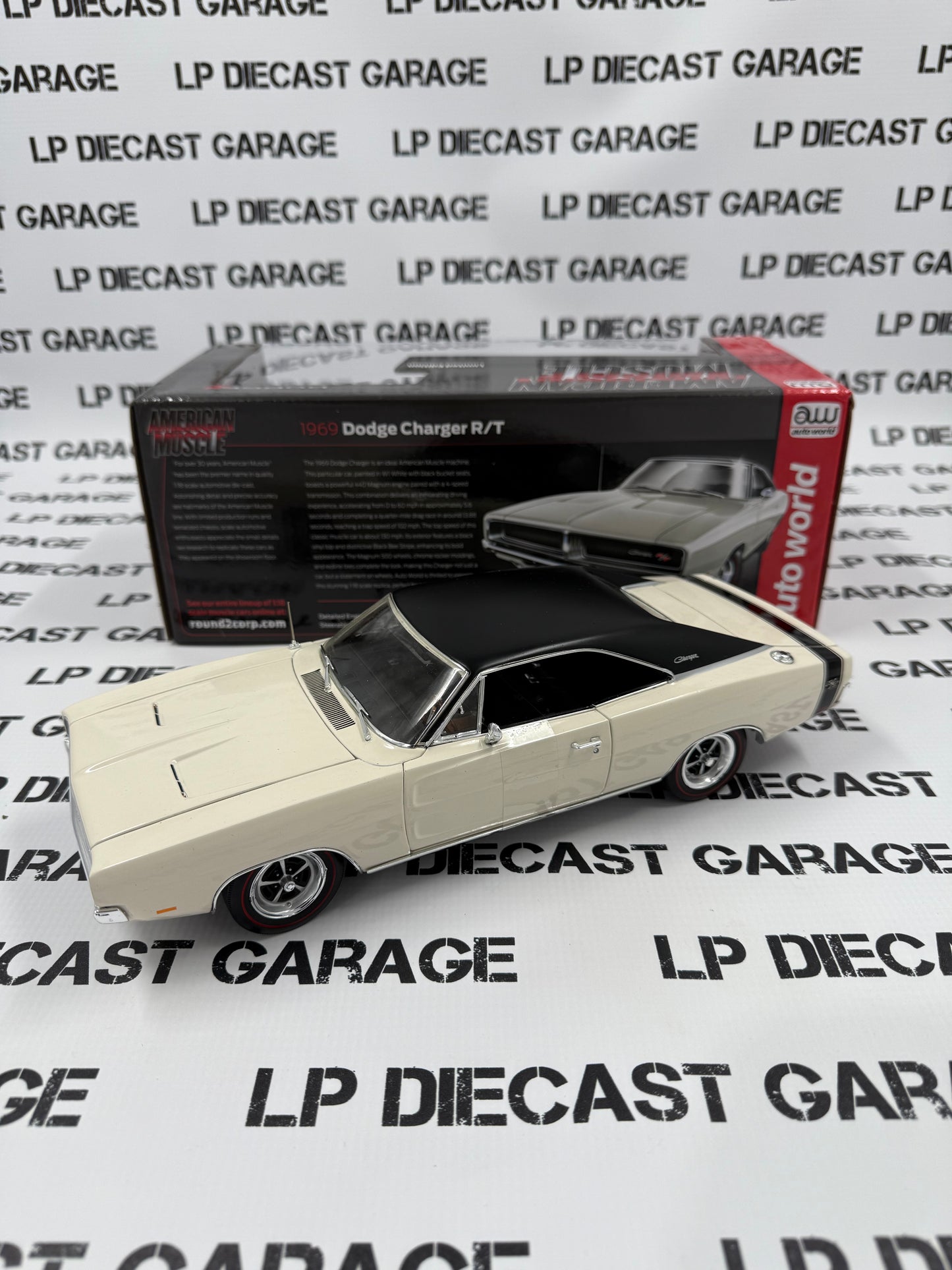 AUTO WORLD 1969 Dodge Charger R/T White 440 1:18 Diecast