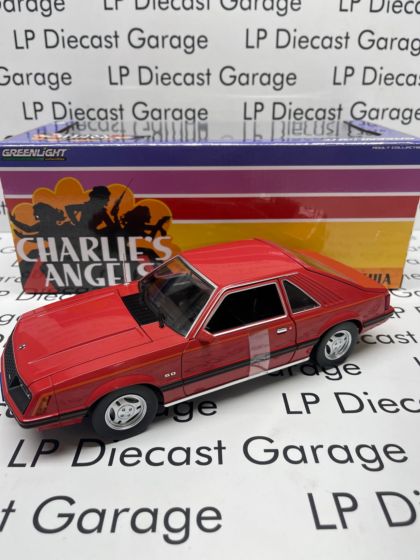 GREENLIGHT 1979 Ford Mustang Ghia Red & Black Charlies Angels Hatchback 1:18 Diecast