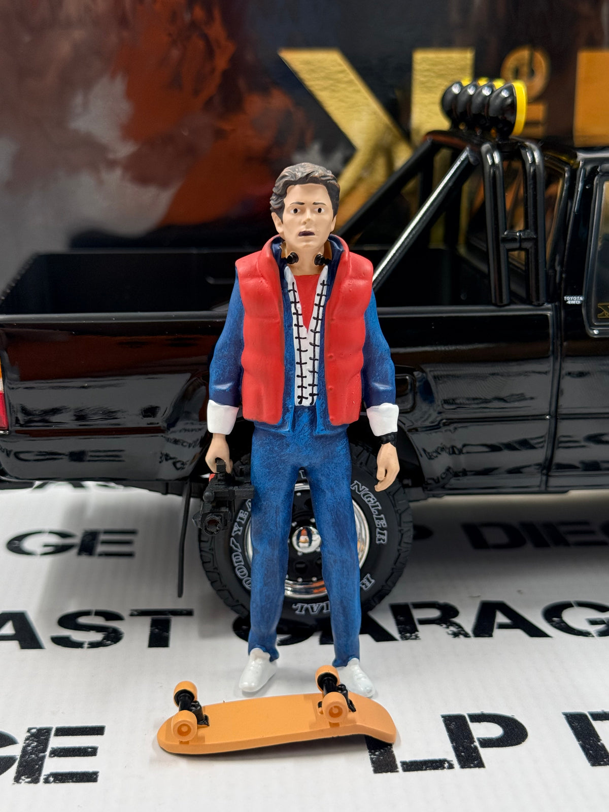 KK Scale 1985 Toyota SR5 Truck Black BTTF w/ Marty Figure 1:18 Diecast