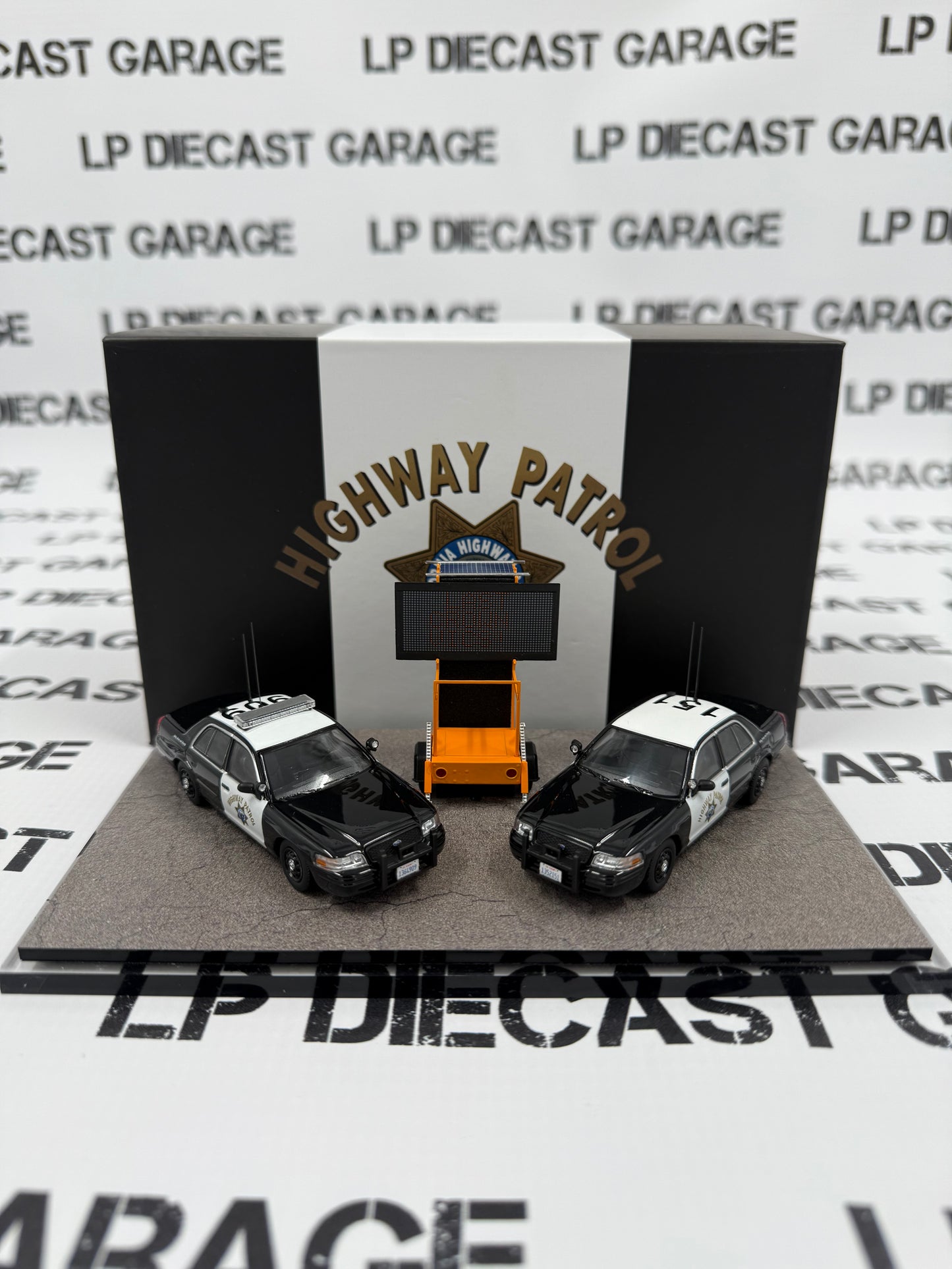 ROLLIN Ford Crown Victoria California Highway Patrol Set 1:64 Diecast CHP Box