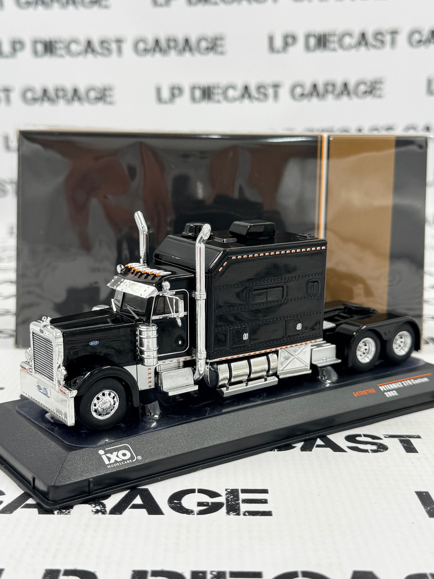 IXO Models 2002 Peterbilt 379 Custom Black Sleeper Cab 1:64 Diecast