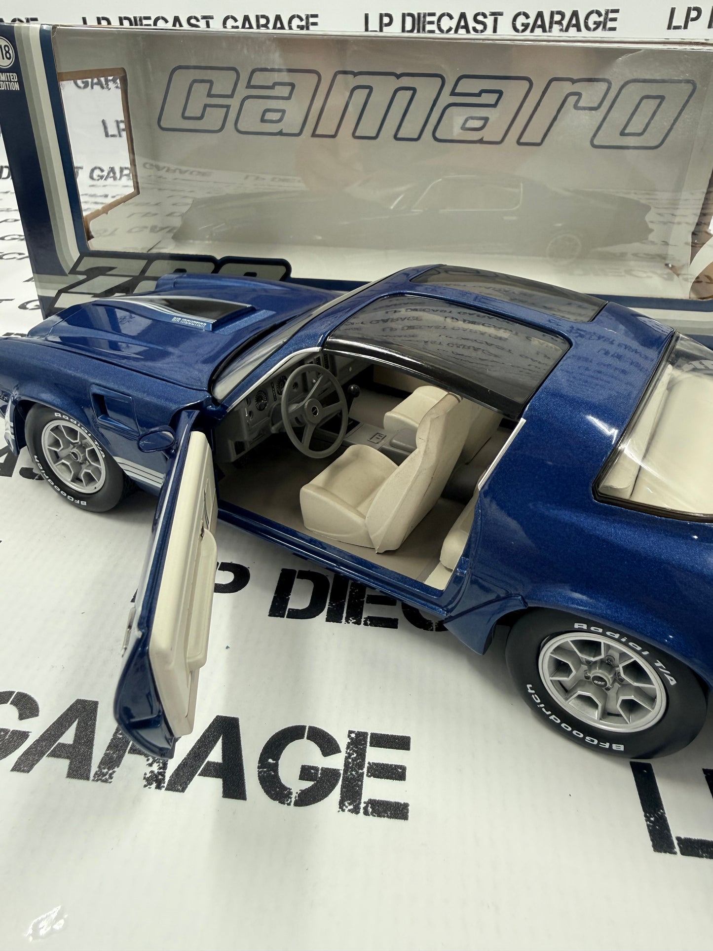 GREENLIGHT 1980 Chevrolet Camaro Z28 Dark Blue T-Tops 1:18 Diecast