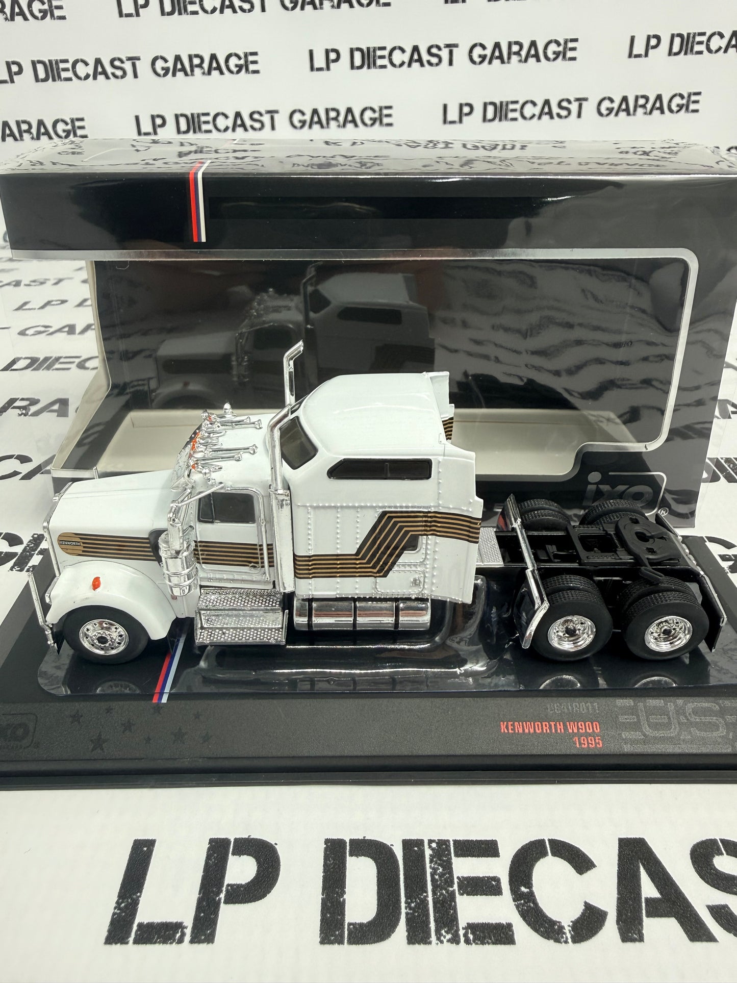 IXO Models 1995 Kenworth W900 White w/ Gold Stripe Semi Truck 1:64 Diecast
