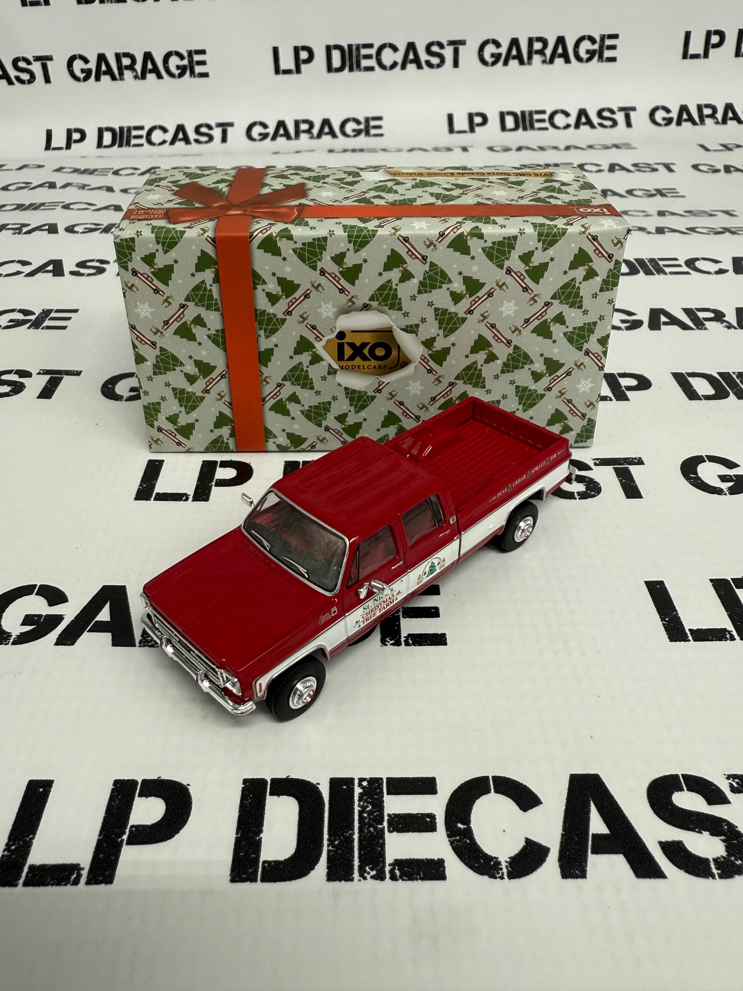 IXO Models 1976 GMC Sierra Grande K2500 1:64 Diecast Christmas Edition
