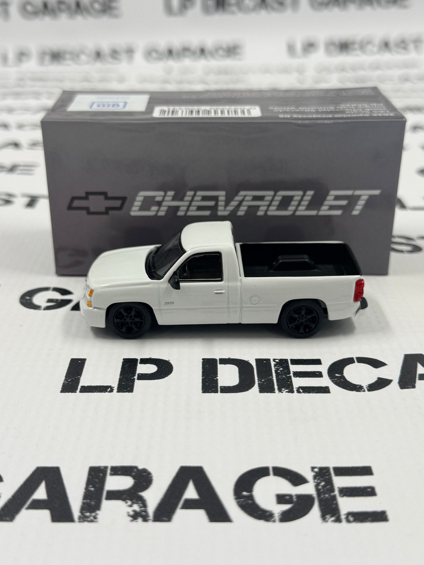 PARA64 2006 Chevrolet Silverado SS Single Cab Truck Summit White 1:64 Diecast