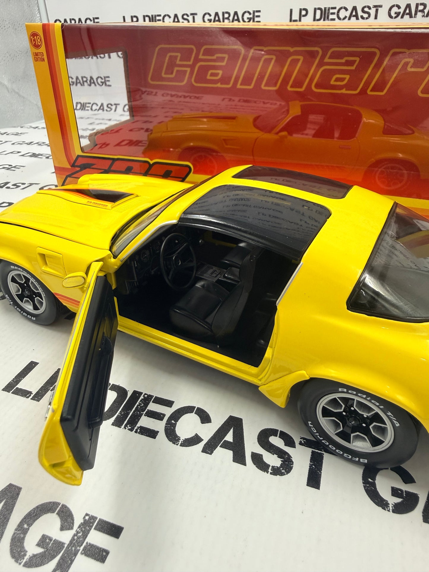 GREENLIGHT 1980 Chevrolet Camaro Z28 Yellow T-Tops 1:18 Diecast