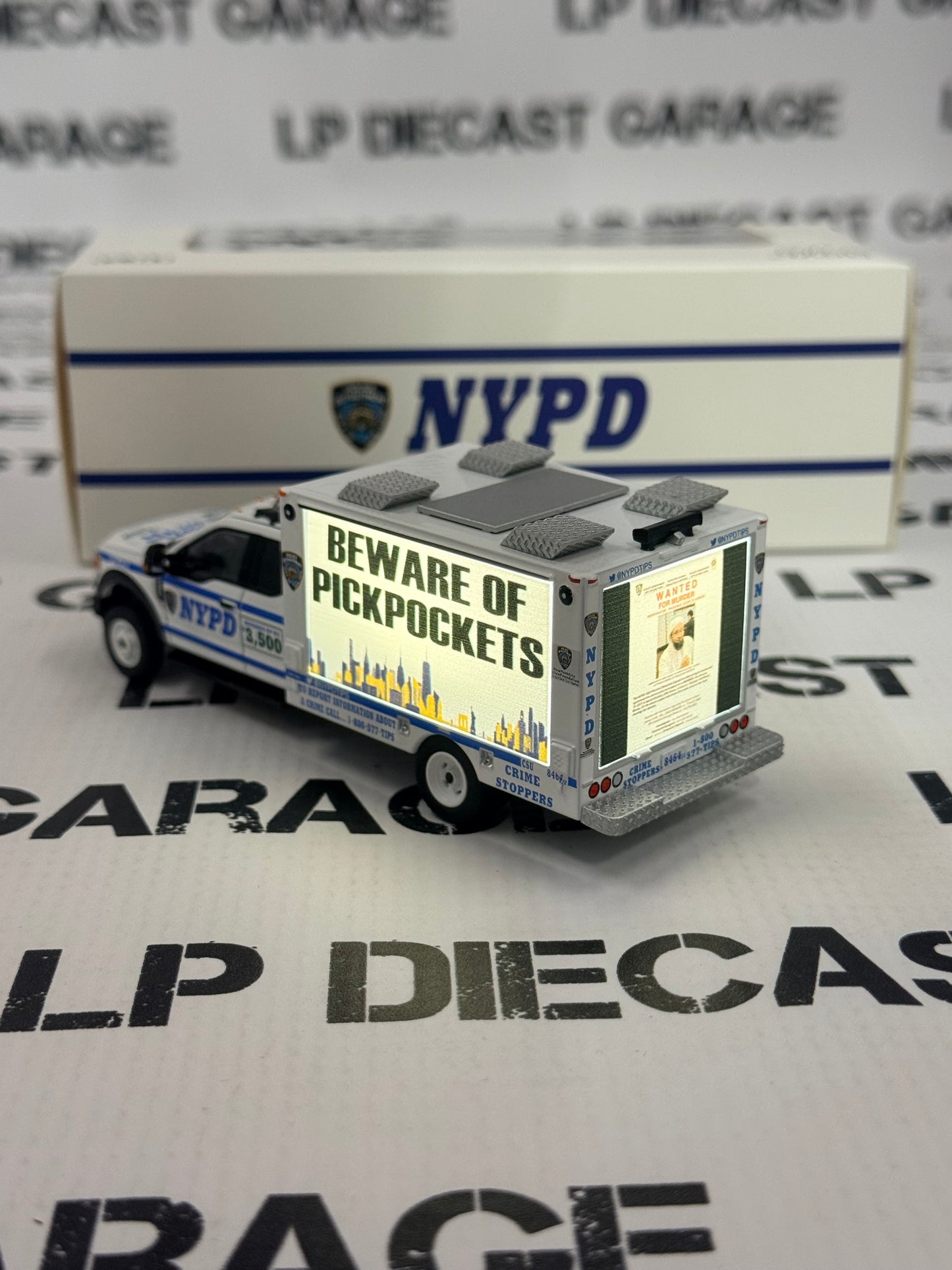 MODEL TRUCK Ford F-550 New York Police Crime Stoppers 1:64 Diecast LED Lights