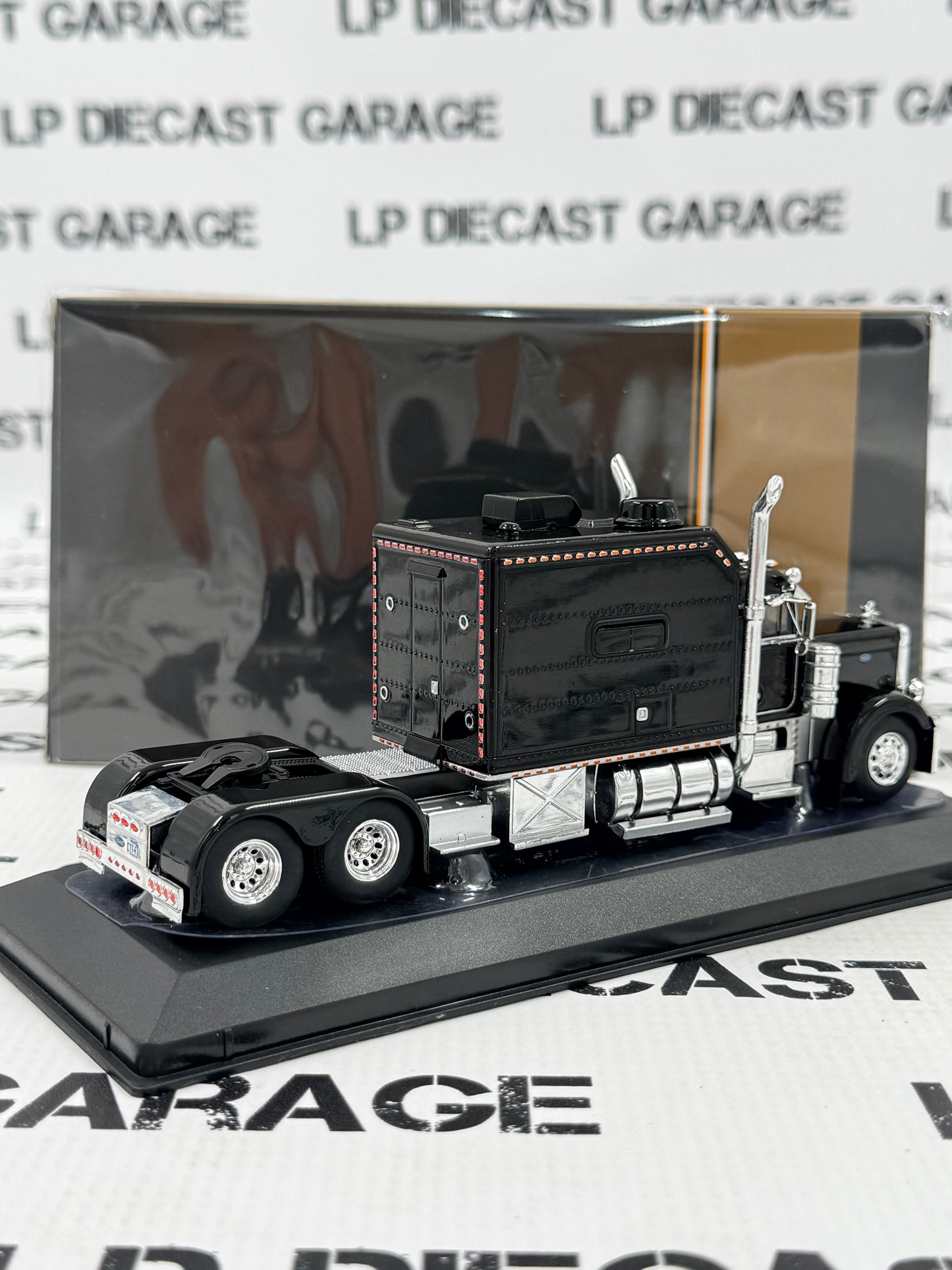 IXO Models 2002 Peterbilt 379 Custom Black Sleeper Cab 1:64 Diecast