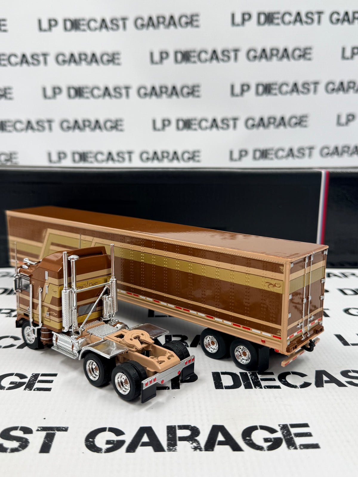 IXO Models 1976 Kenworth K100 Aerodyne Brown 1:64 Diecast Semi Truck w/ Trailer