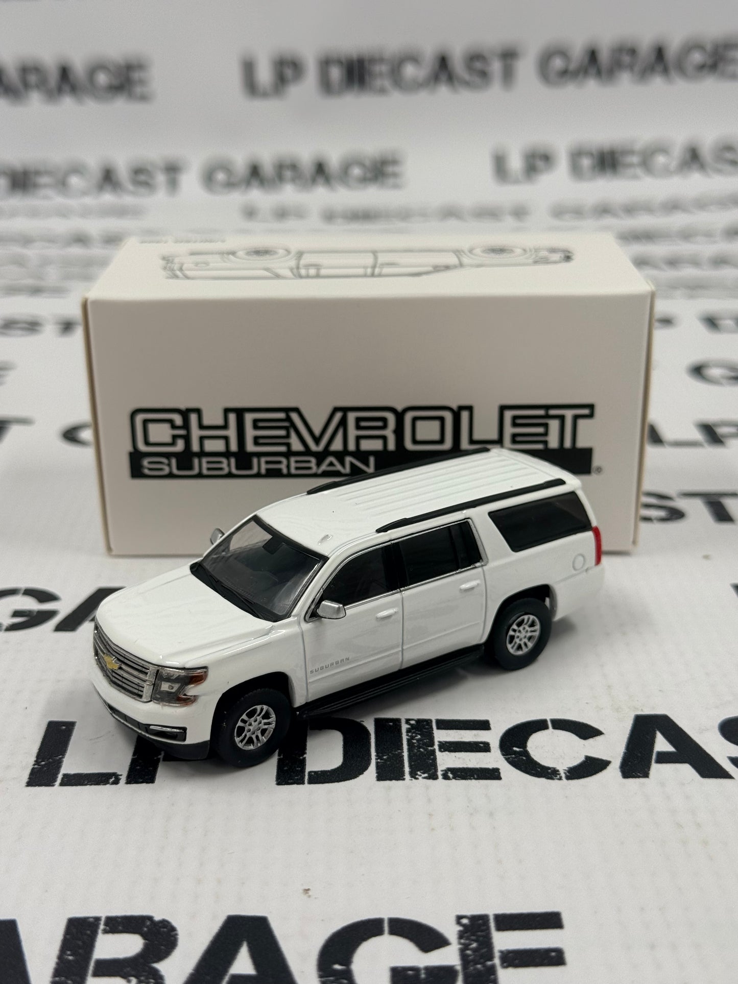 MODEL TRUCK 2015 Chevrolet Suburban White 1:64 Diecast SUV