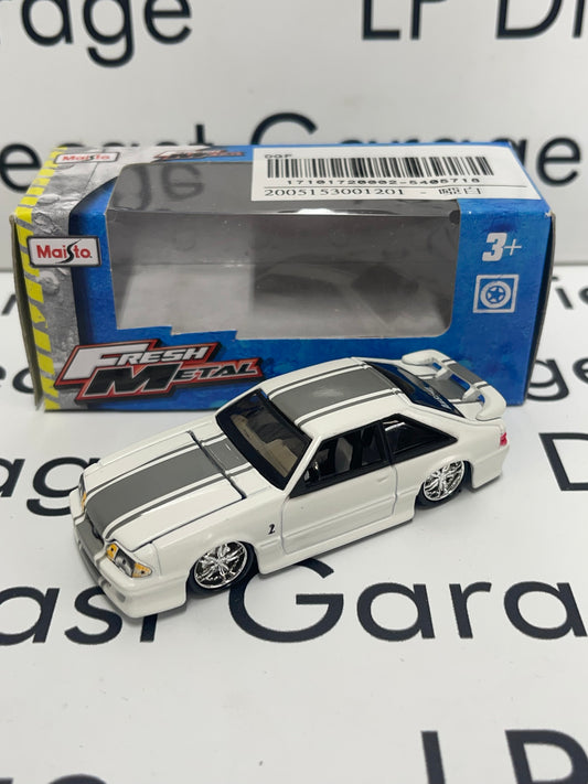 MAISTO 1993 Ford Mustang SVT Cobra All-Stars White with Silver Stripe in Window Box 1:64 Diecast