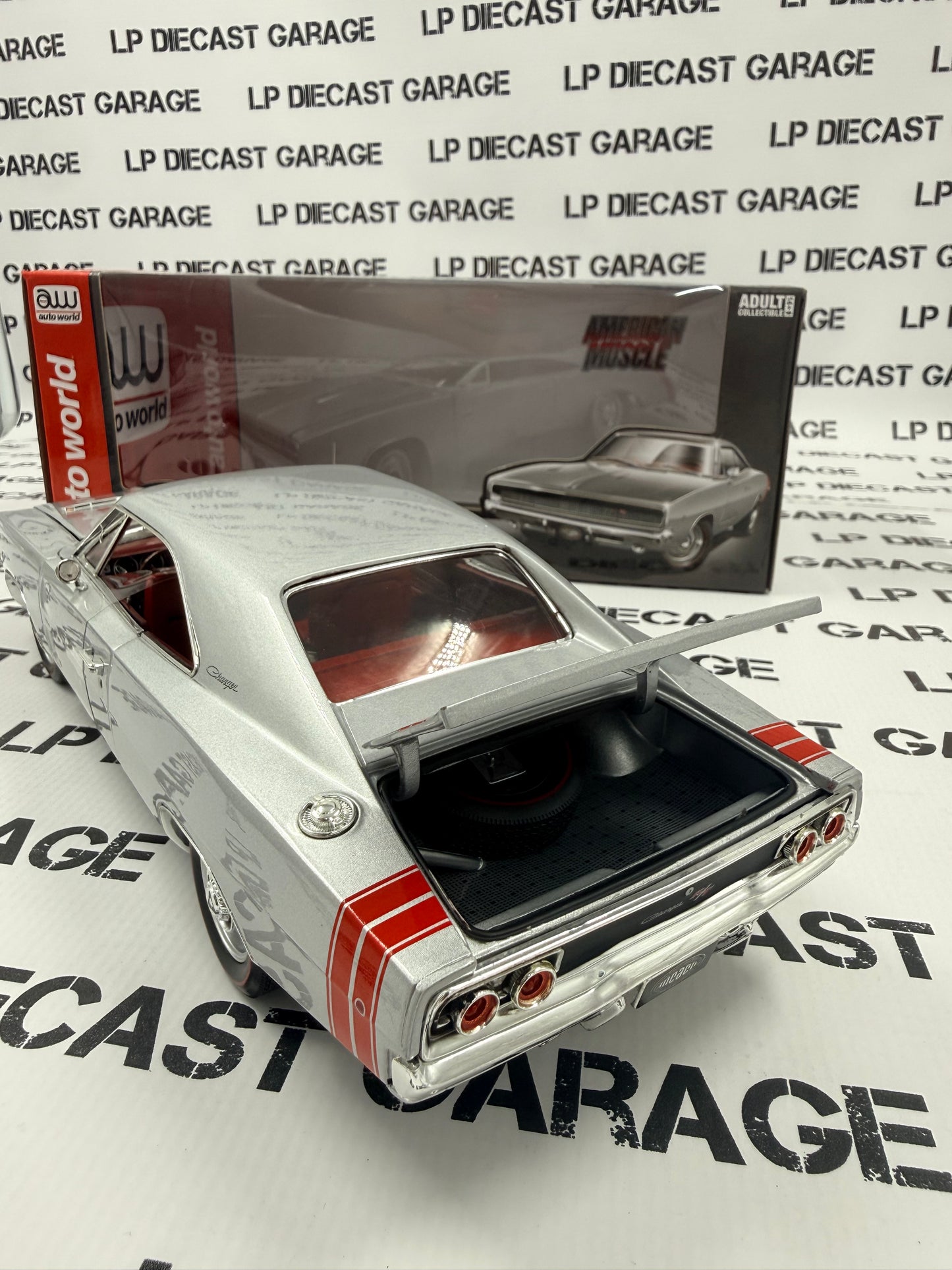 AUTO WORLD 1968 Dodge Charger R/T AA1 Silver 1:18 Diecast MCACN