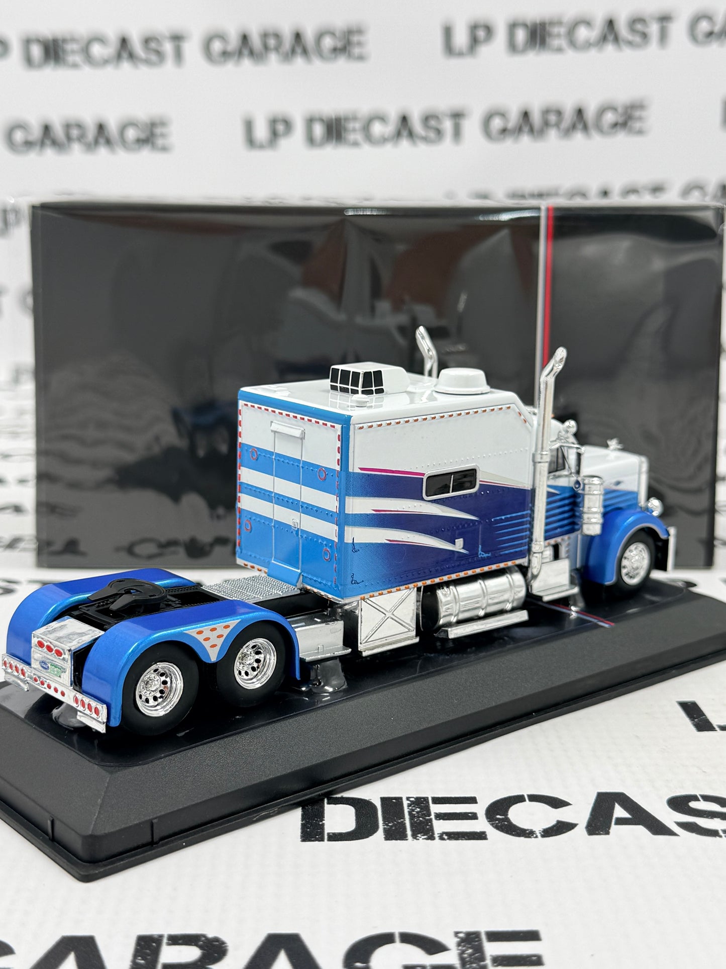 IXO Models 2002 Peterbilt 379 Custom Blue White Sleeper Cab 1:64 Diecast