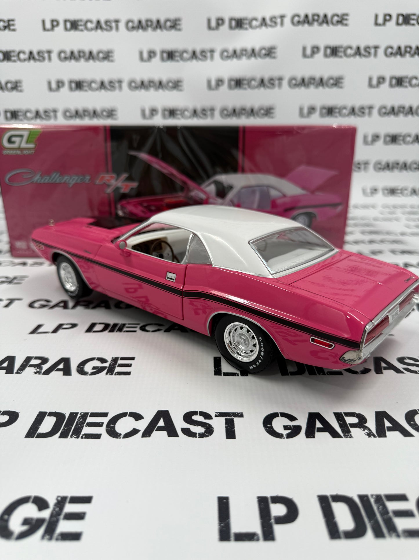 GREENLIGHT 1970 Dodge Challenger R/T Panther Pink 1:18 Diecast