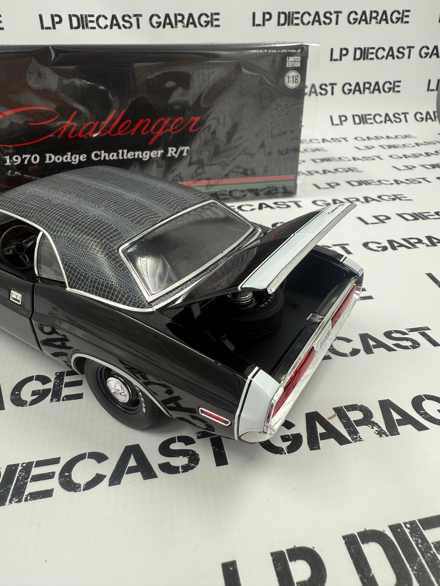 GREENLIGHT 1970 Dodge Challenger R/T 426 Hemi 1:18 Diecast Black Ghost