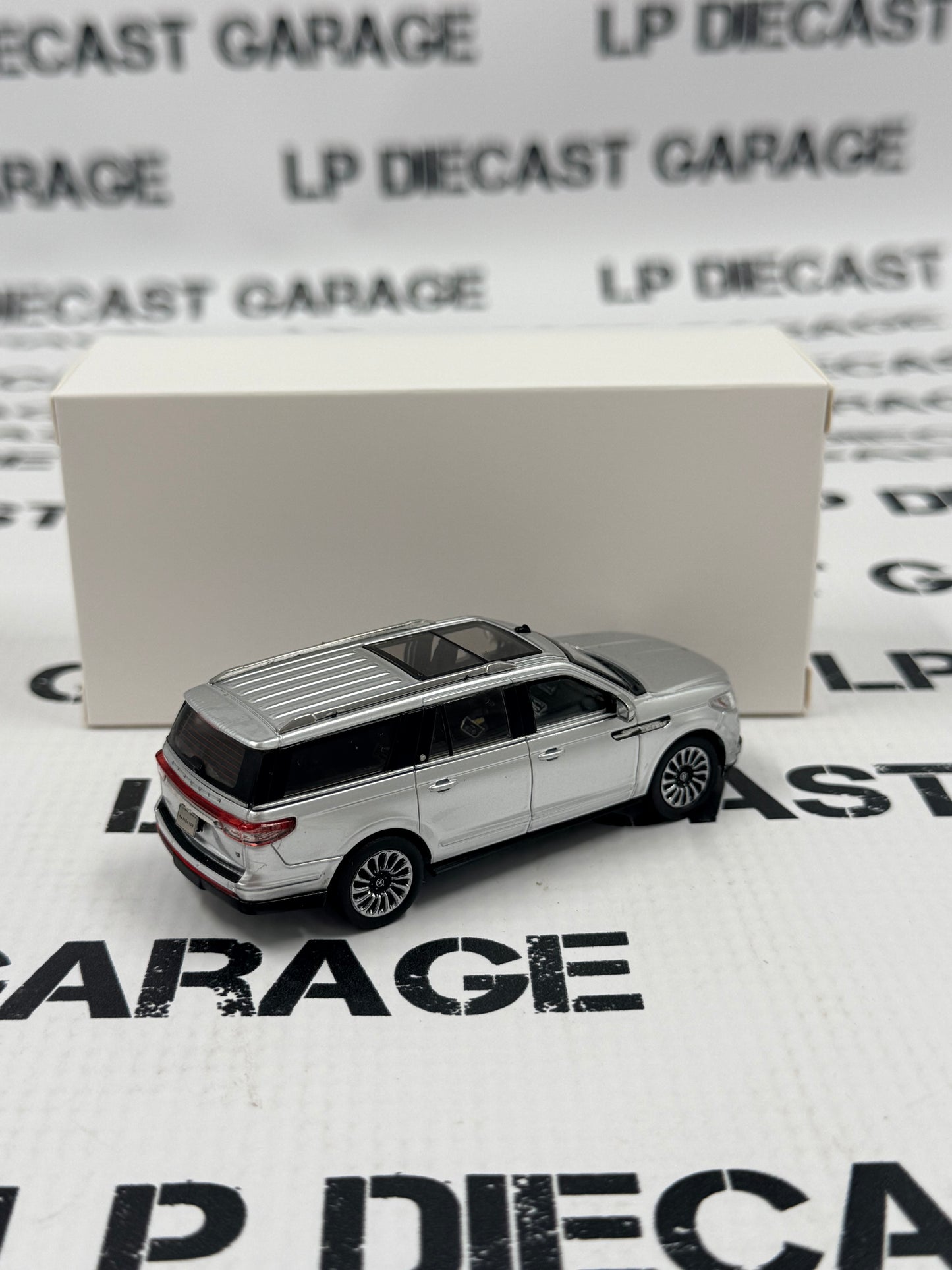 MODEL TRUCK 2024 Lincoln Navigator Silver SUV 1:64 Diecast