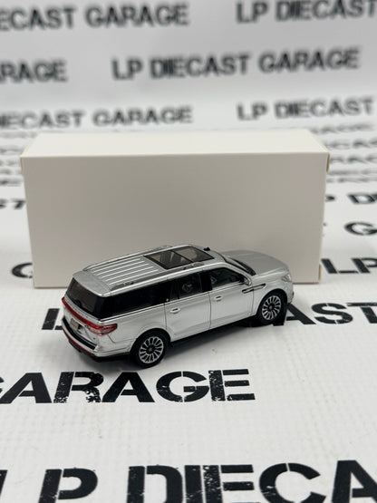 MODEL TRUCK 2024 Lincoln Navigator Silver SUV 1:64 Diecast