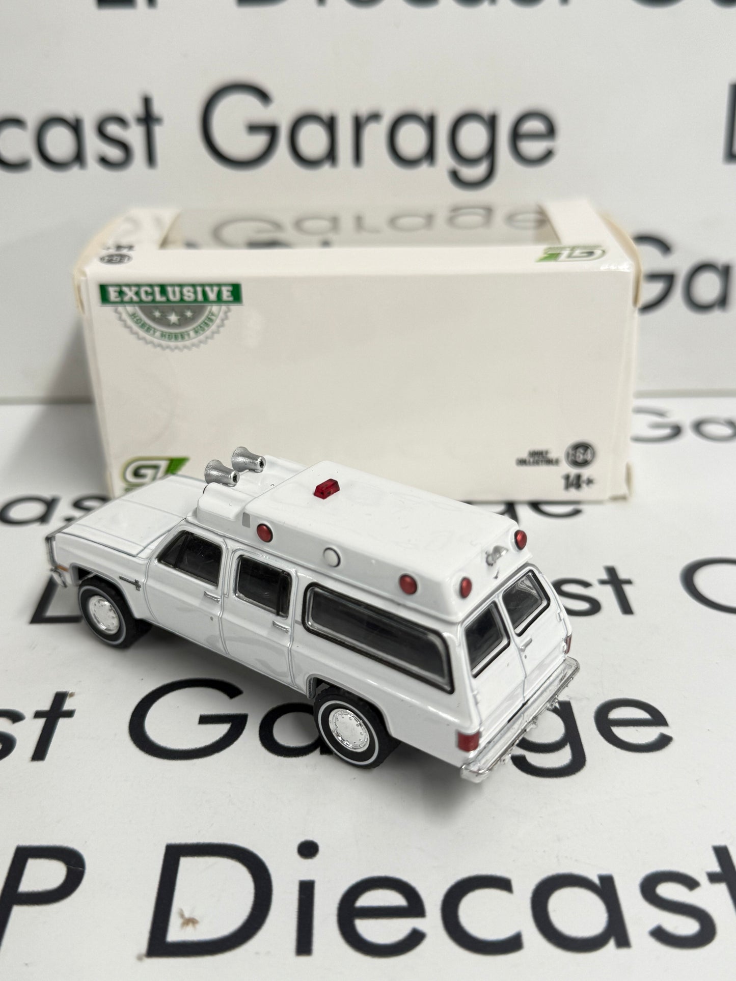 GREENLIGHT 1983 GMC Suburban K20 Ambulance 1:64 Diecast White