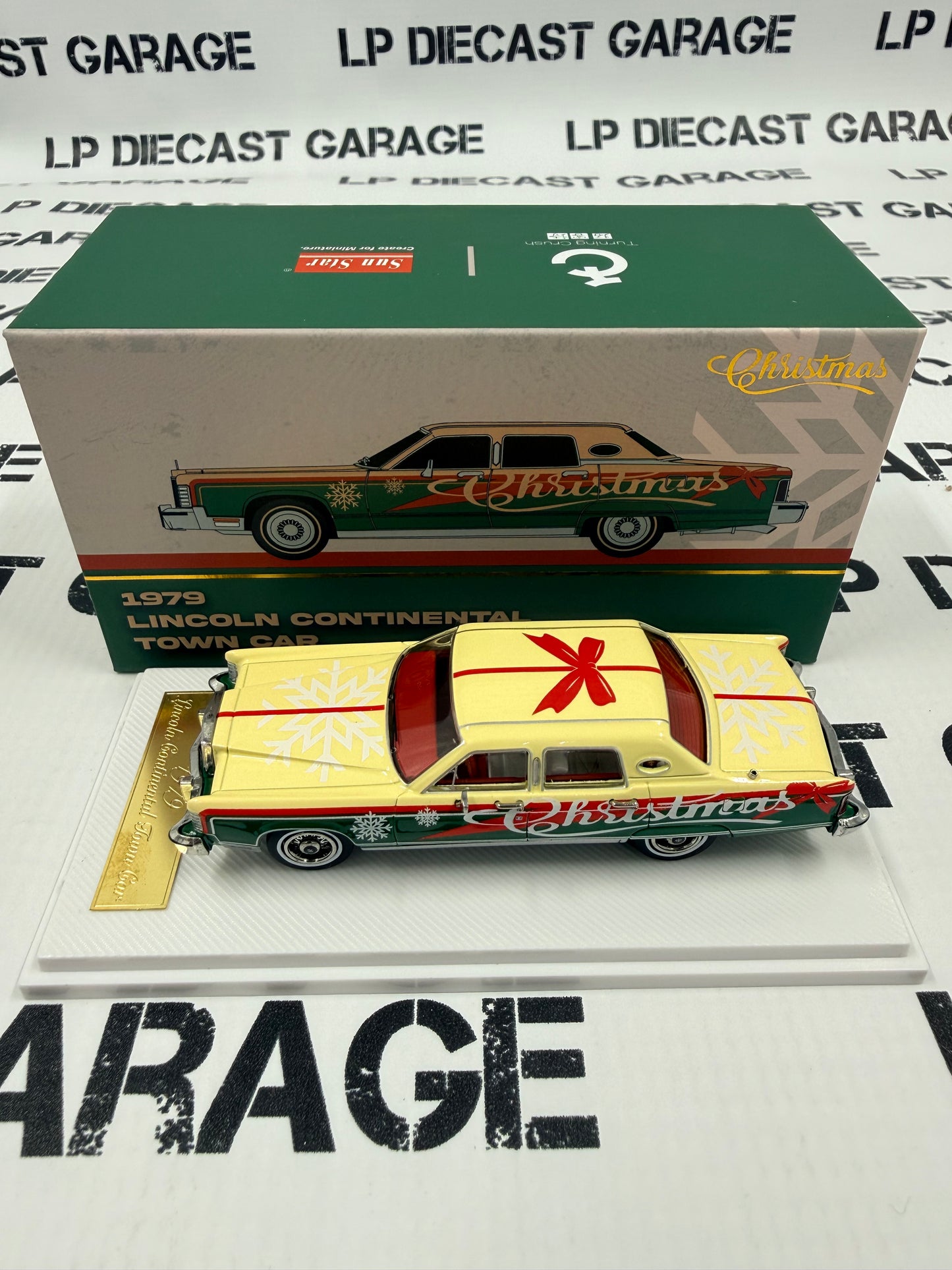 SUN STAR 1979 Lincoln Continental Town Car 1:64 Diecast Christmas Edition