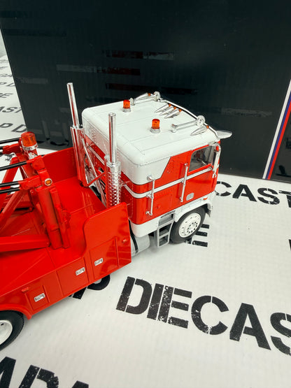 IXO Models 1987 Freightliner FLA Tow Truck Red 1:43 Diecast USA