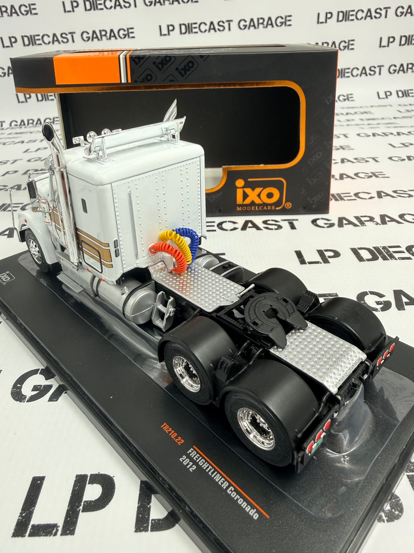 IXO Models 2012 Freightliner Coronado White w/ Gold Stripe 1:43 Diecast
