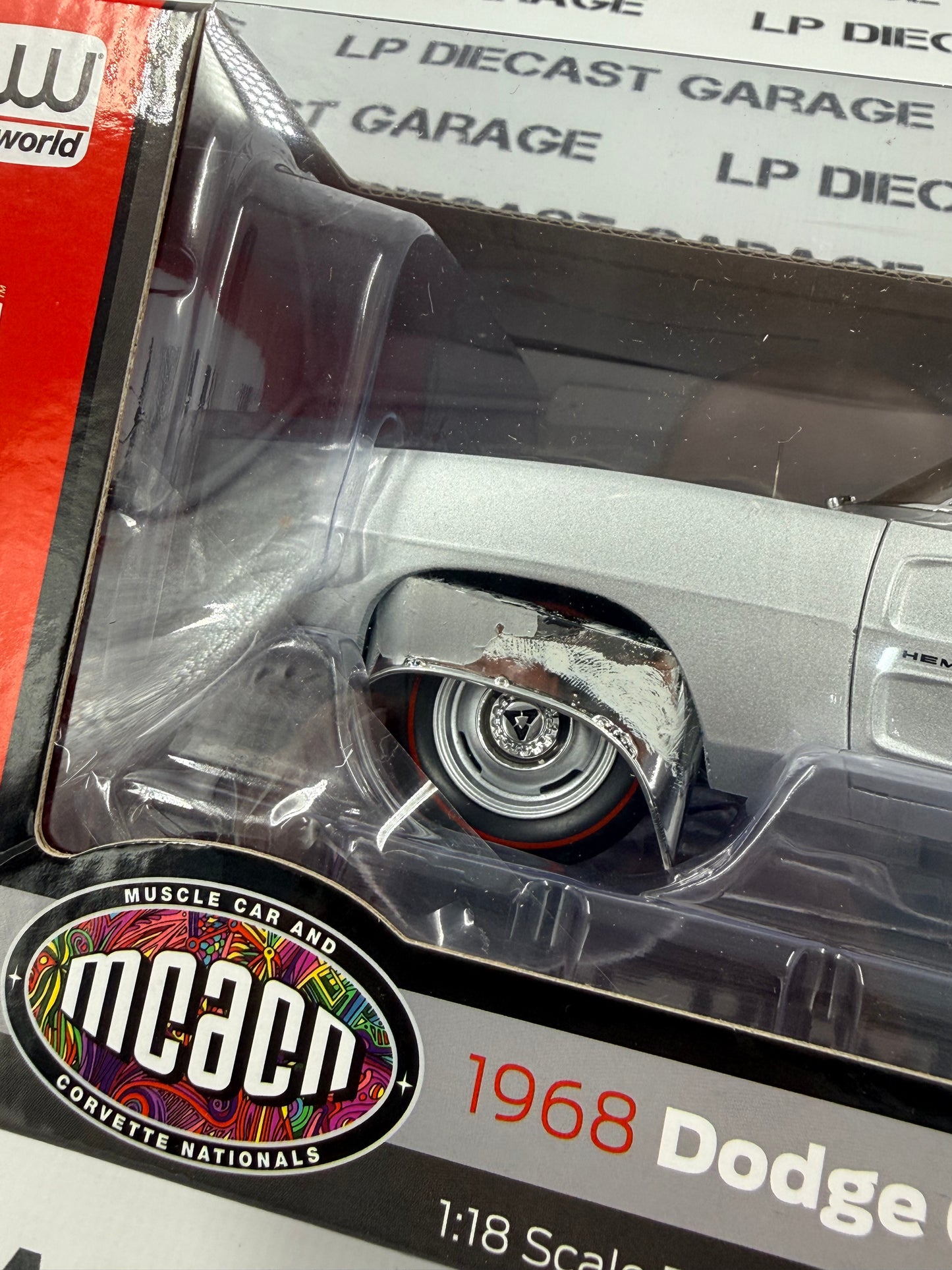 AUTO WORLD 1968 Dodge Charger R/T AA1 Silver 1:18 Diecast MCACN DAMAGED