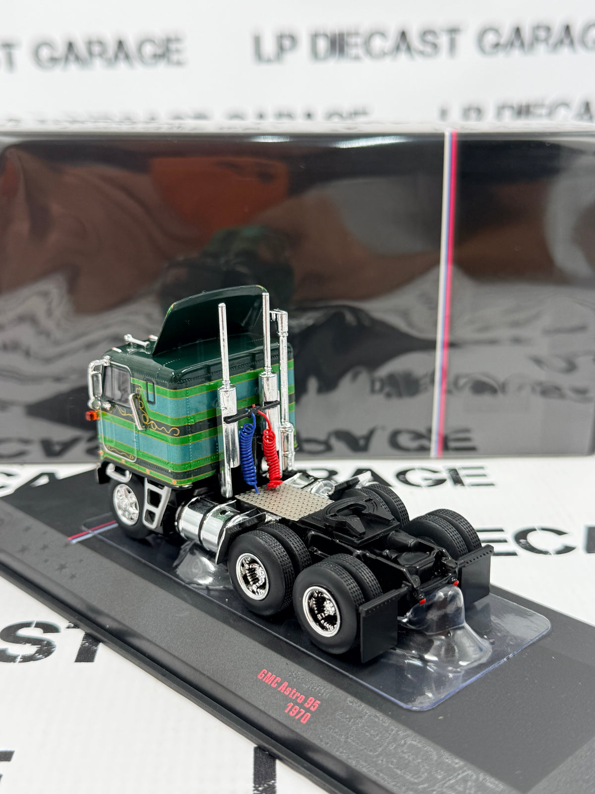 IXO Models GMC Astro 95 Green Cabover 1:64 Diecast Semi Truck