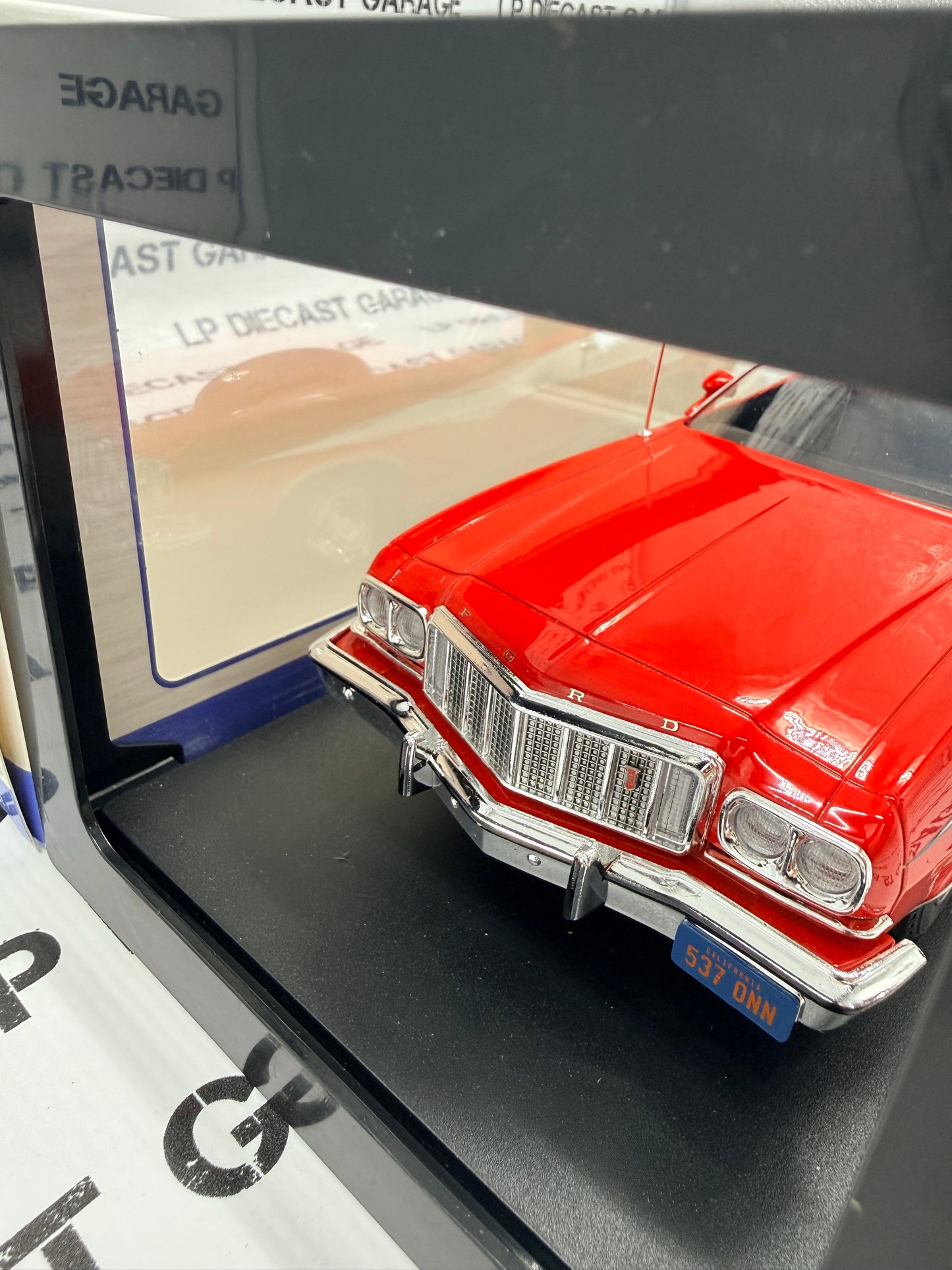 MCG Model Car Group 1975 Ford Gran Torino Starsky & Hutch 1:18 Diecast