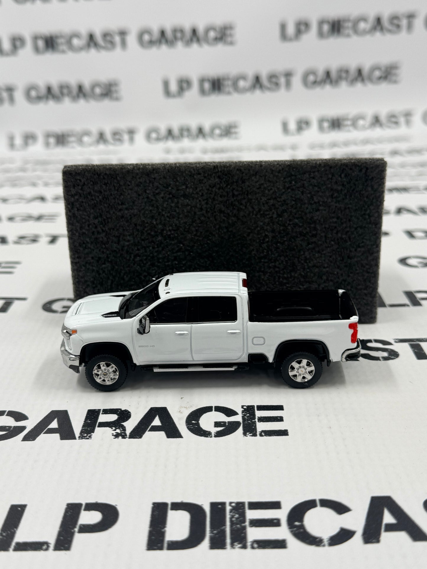MODEL TRUCK 2023 Chevrolet Silverado 2500HD White 1:64 Diecast