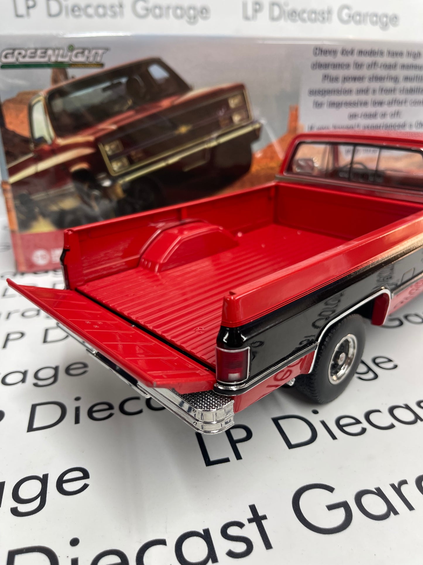 GREENLIGHT 1984 Chevrolet K10 Scottsdale Apple Red w/  Black Stripe 1:18 Diecast