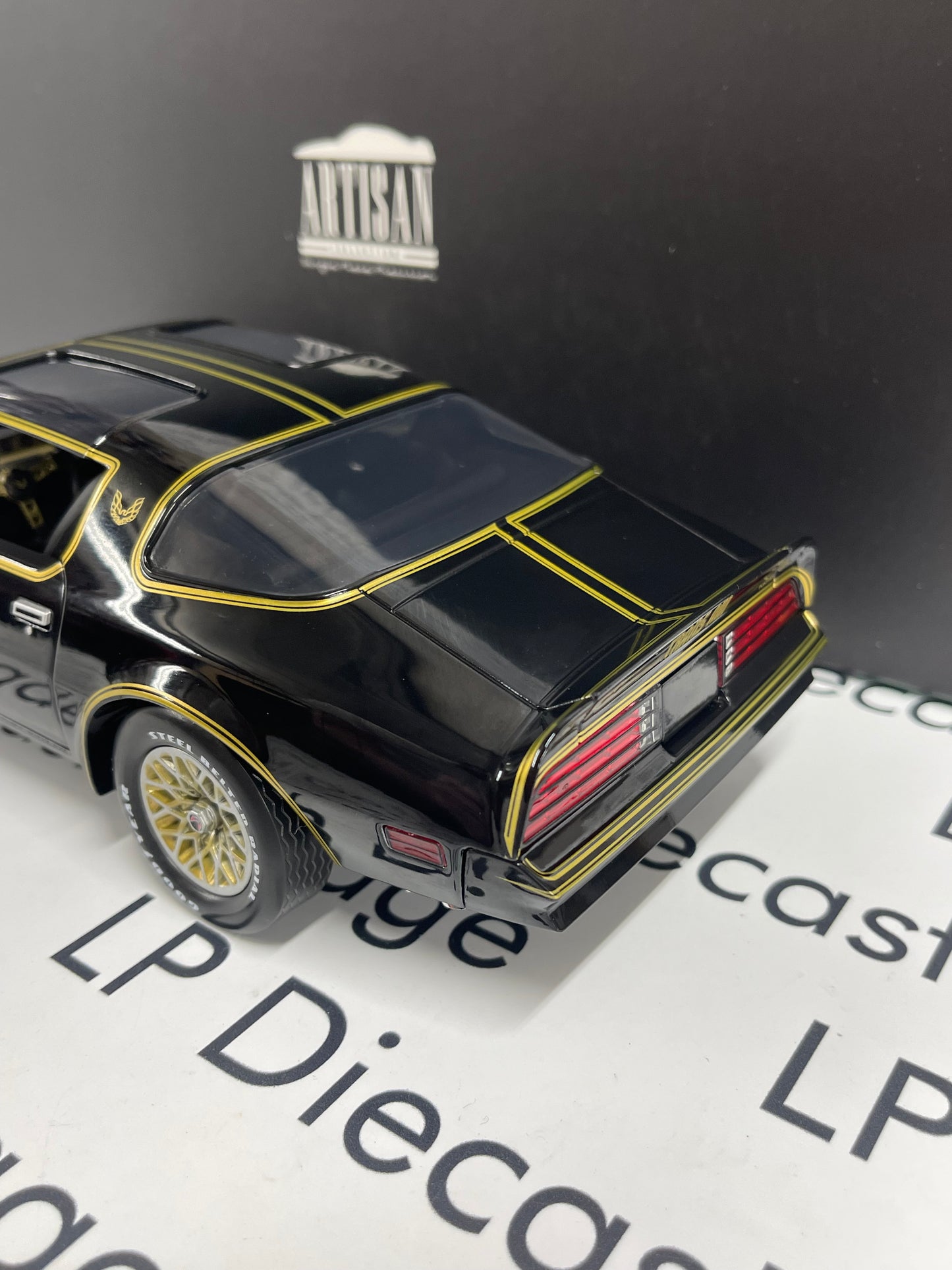 GREENLIGHT 1977 Pontiac Firebird Trans Am Black Gold 1:18 Diecast
