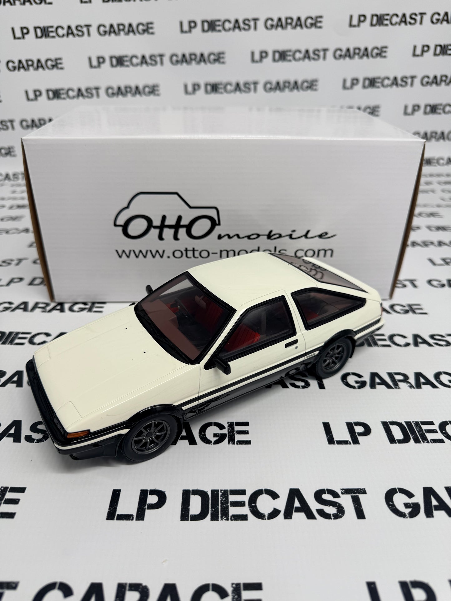 OTTO MOBILE Toyota Sprinter Trueno AE86 GT-APEX 1:18 Scale Resin Model OT444