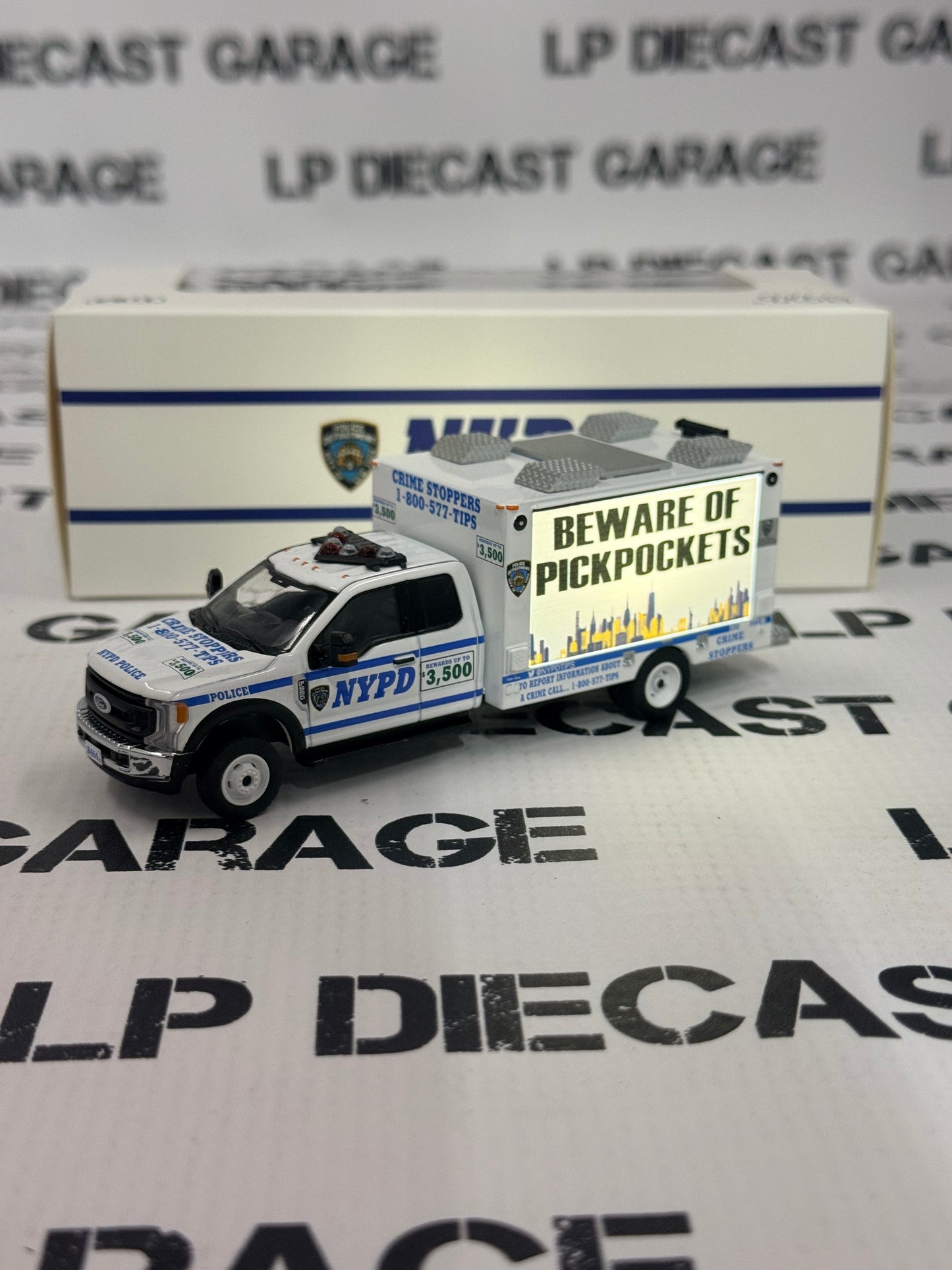 MODEL TRUCK Ford F-550 New York Police Crime Stoppers 1:64 Diecast LED Lights