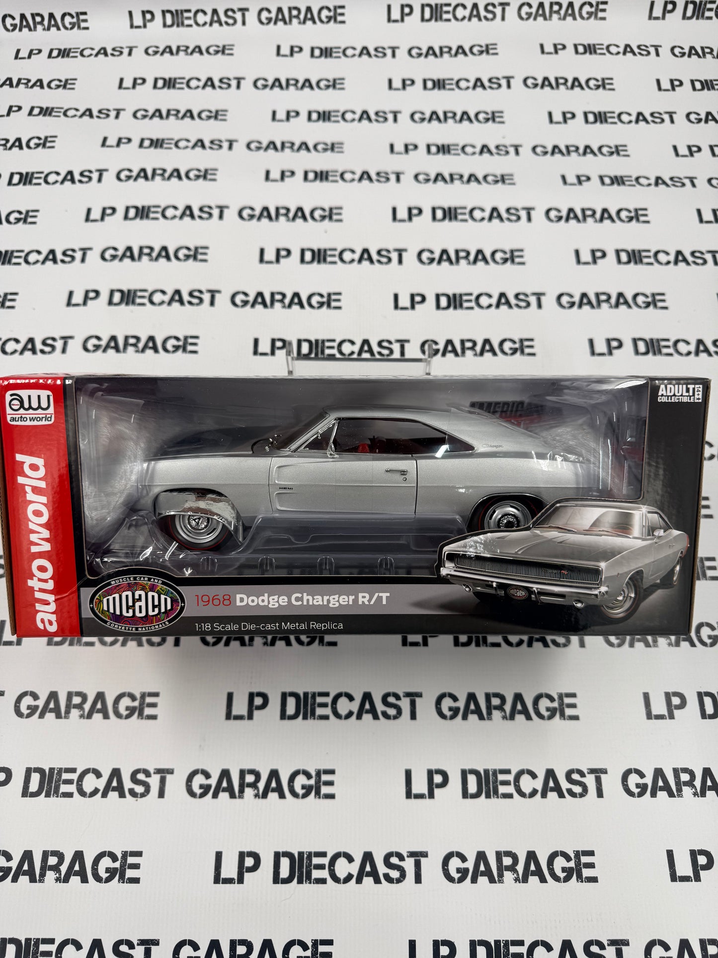 AUTO WORLD 1968 Dodge Charger R/T AA1 Silver 1:18 Diecast MCACN DAMAGED