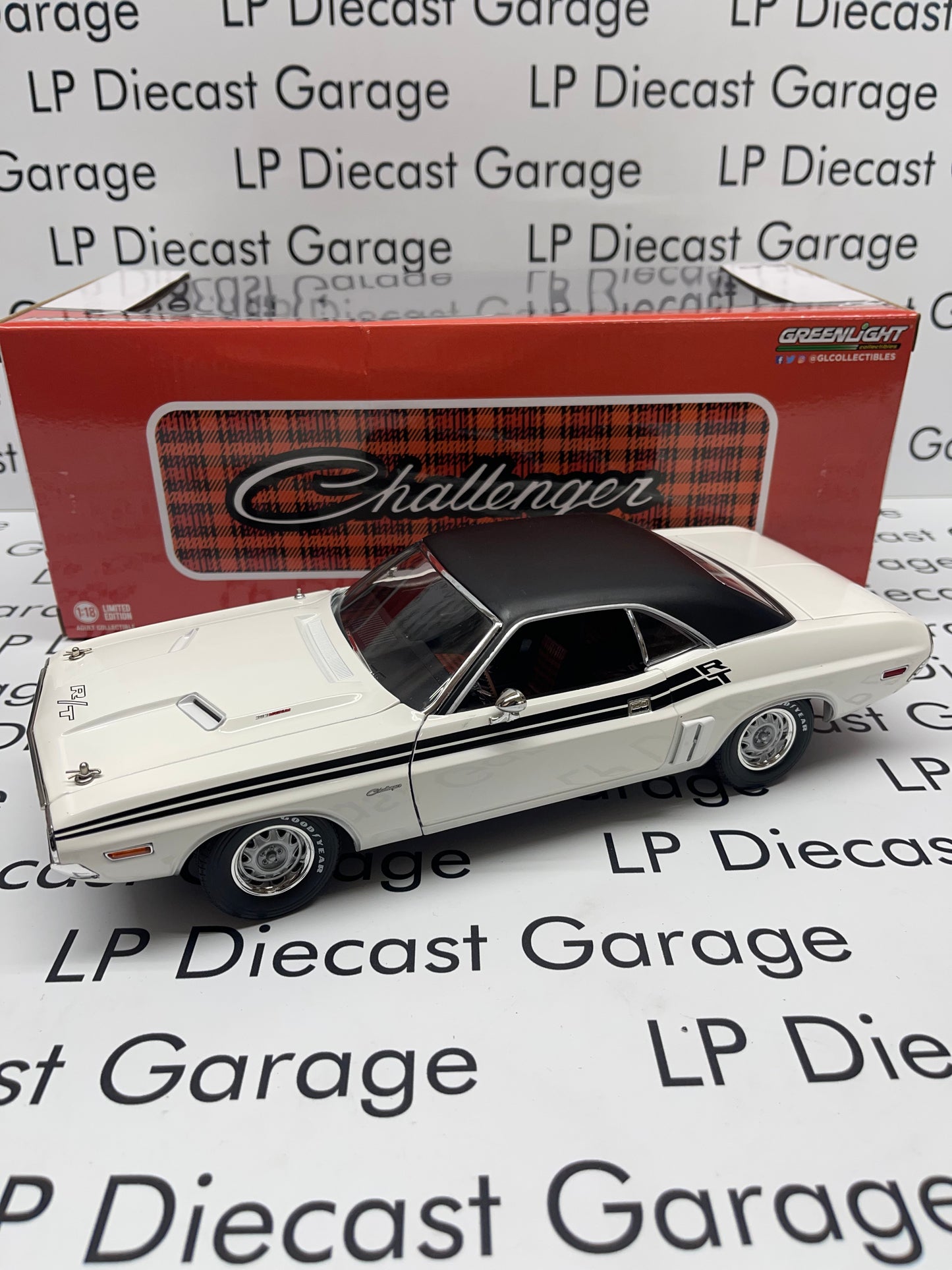 GREENLIGHT 1971 Dodge Challenger R/T  White & Black with Red Plaid Seats 1:18 Diecast