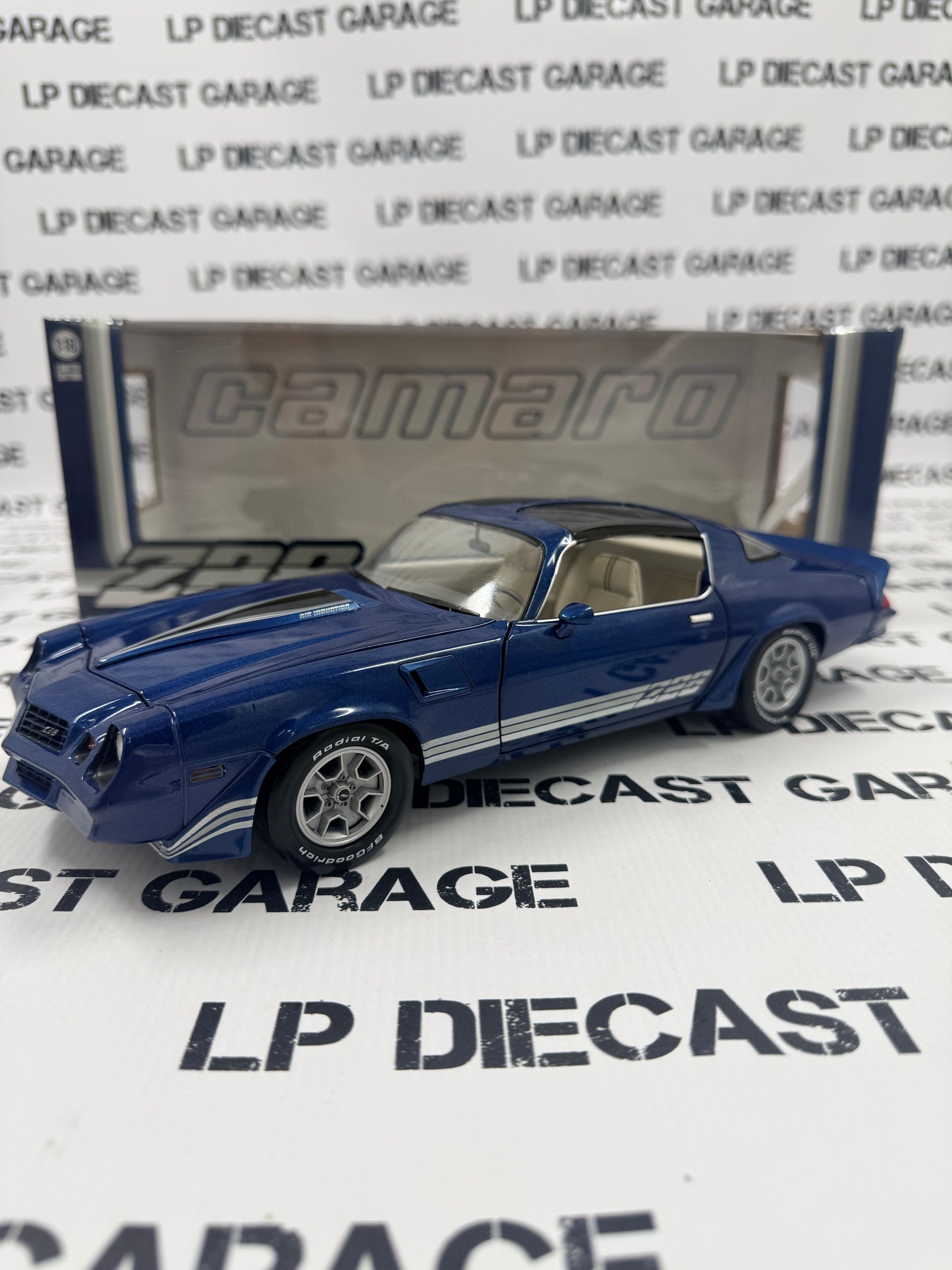 GREENLIGHT 1980 Chevrolet Camaro Z28 Dark Blue T-Tops 1:18 Diecast
